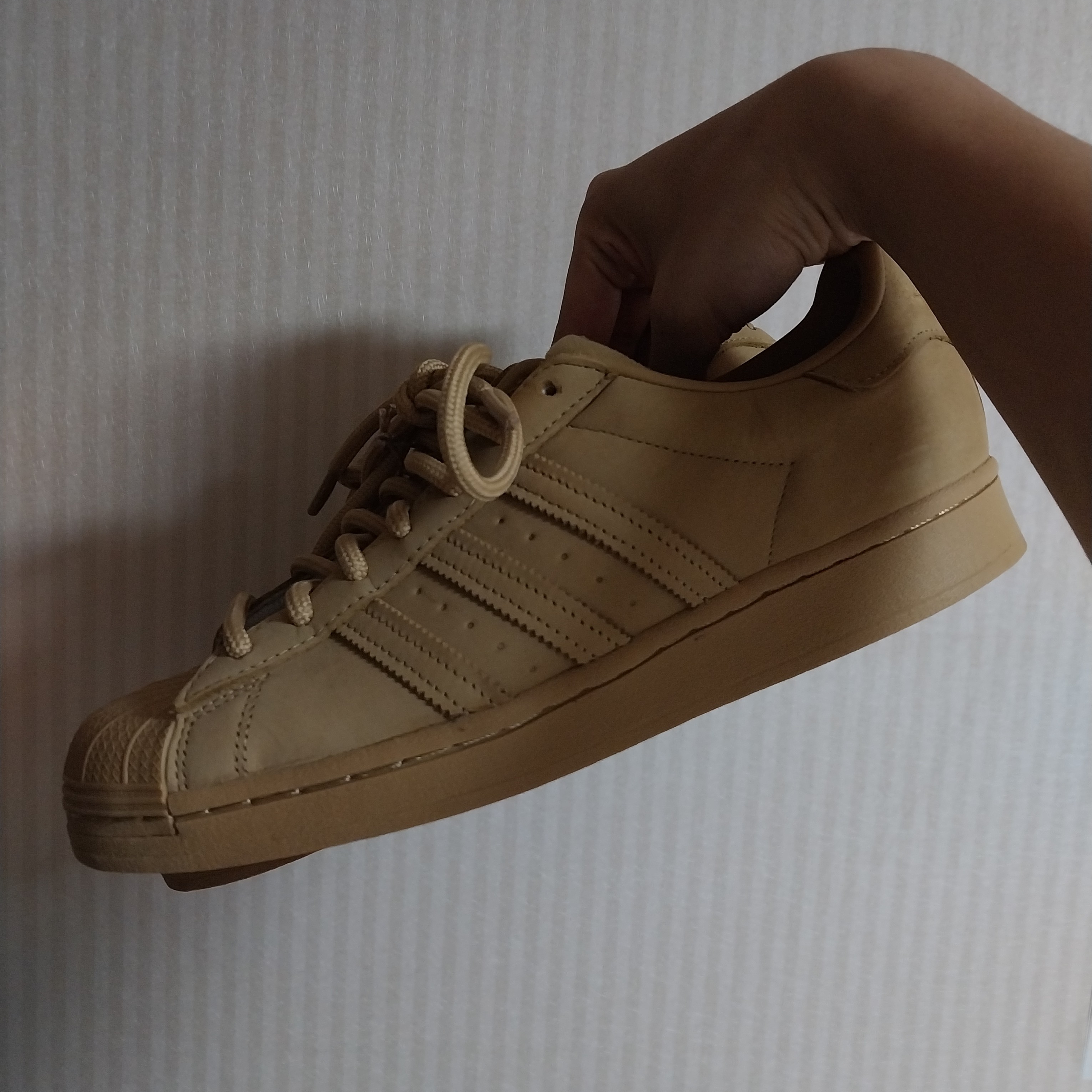 Adidas Superstar Mesa Brown 착용 스타일