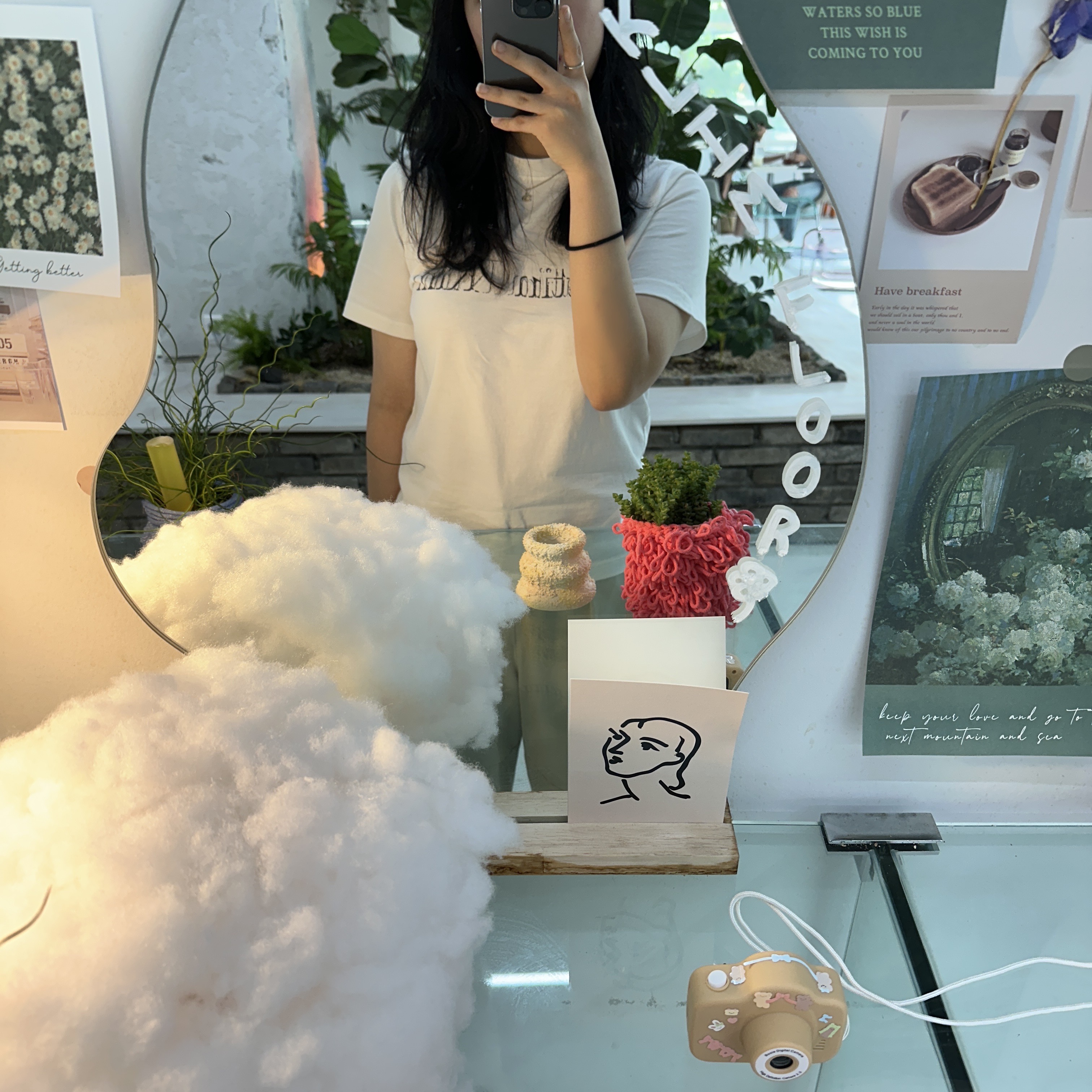 (W) Matin Kim Shadow Logo Top White 착용 스타일