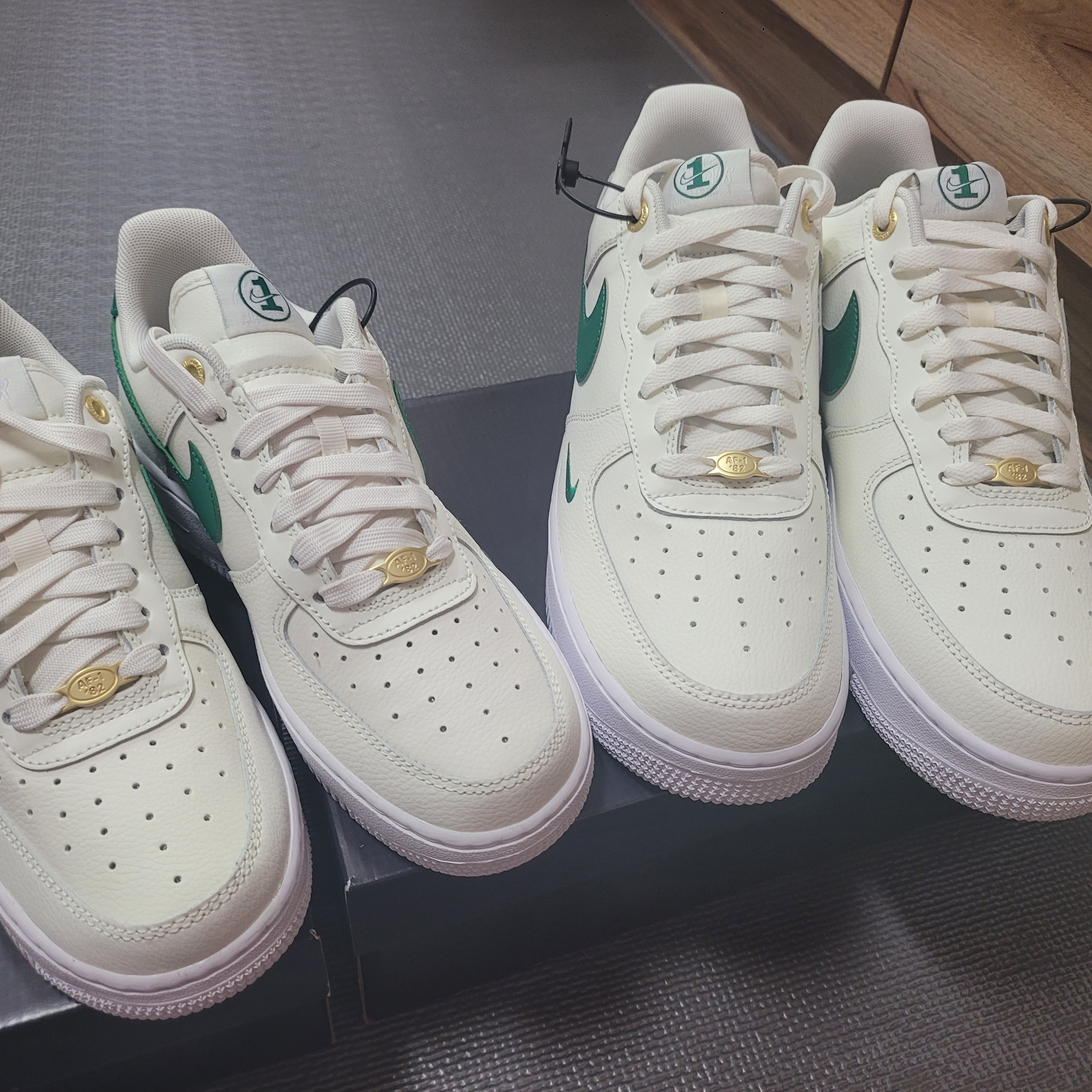 Nike Air Force 1 '07 LV8 40th Anniversary Join Forces Sail Malachite, (W) Nike Air Force 1 '07 SE 40th Anniversary Join Forces Sail Malachite 착용 스타일 - 1