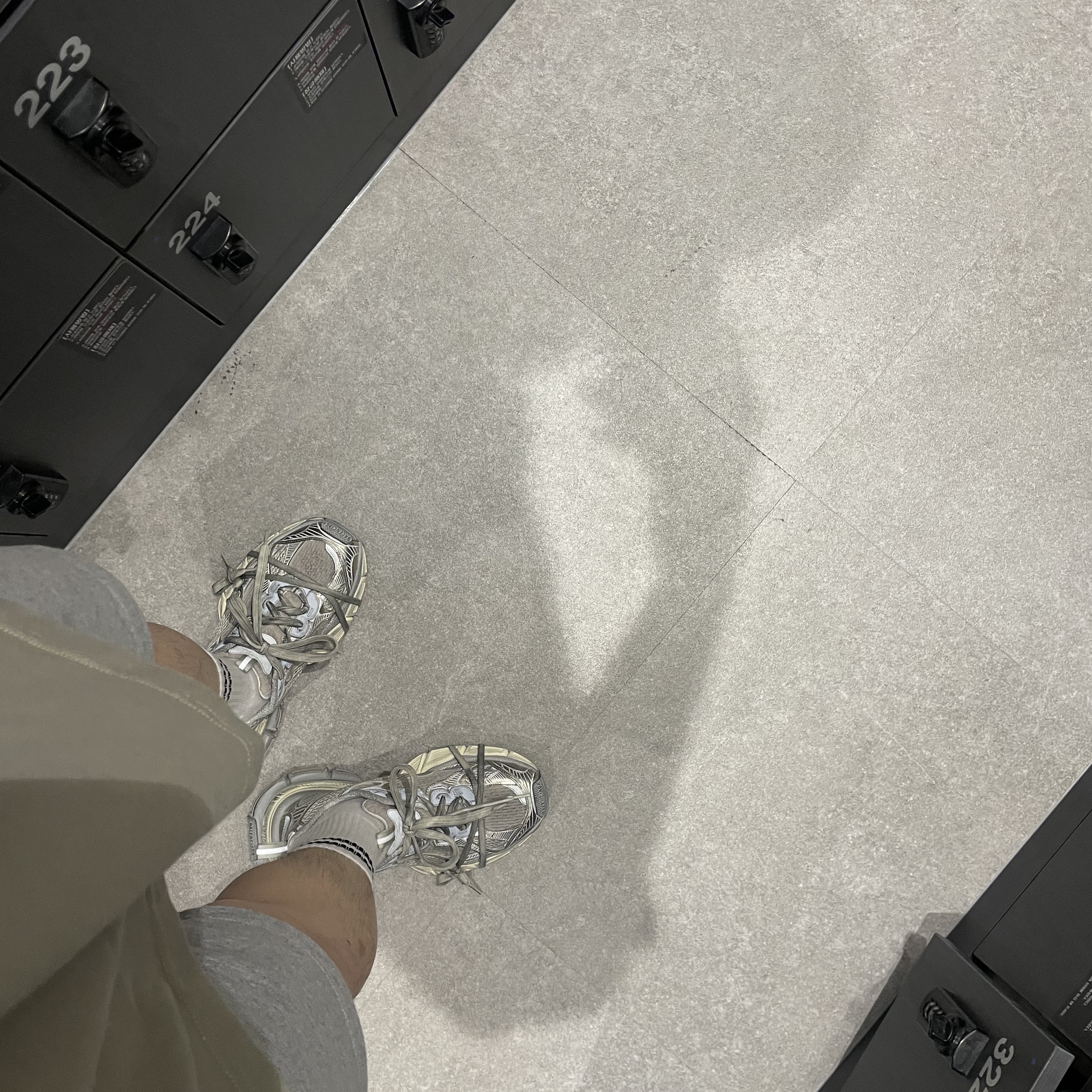 Balenciaga 3XL Sneakers Light Beige 착용 스타일 - 4