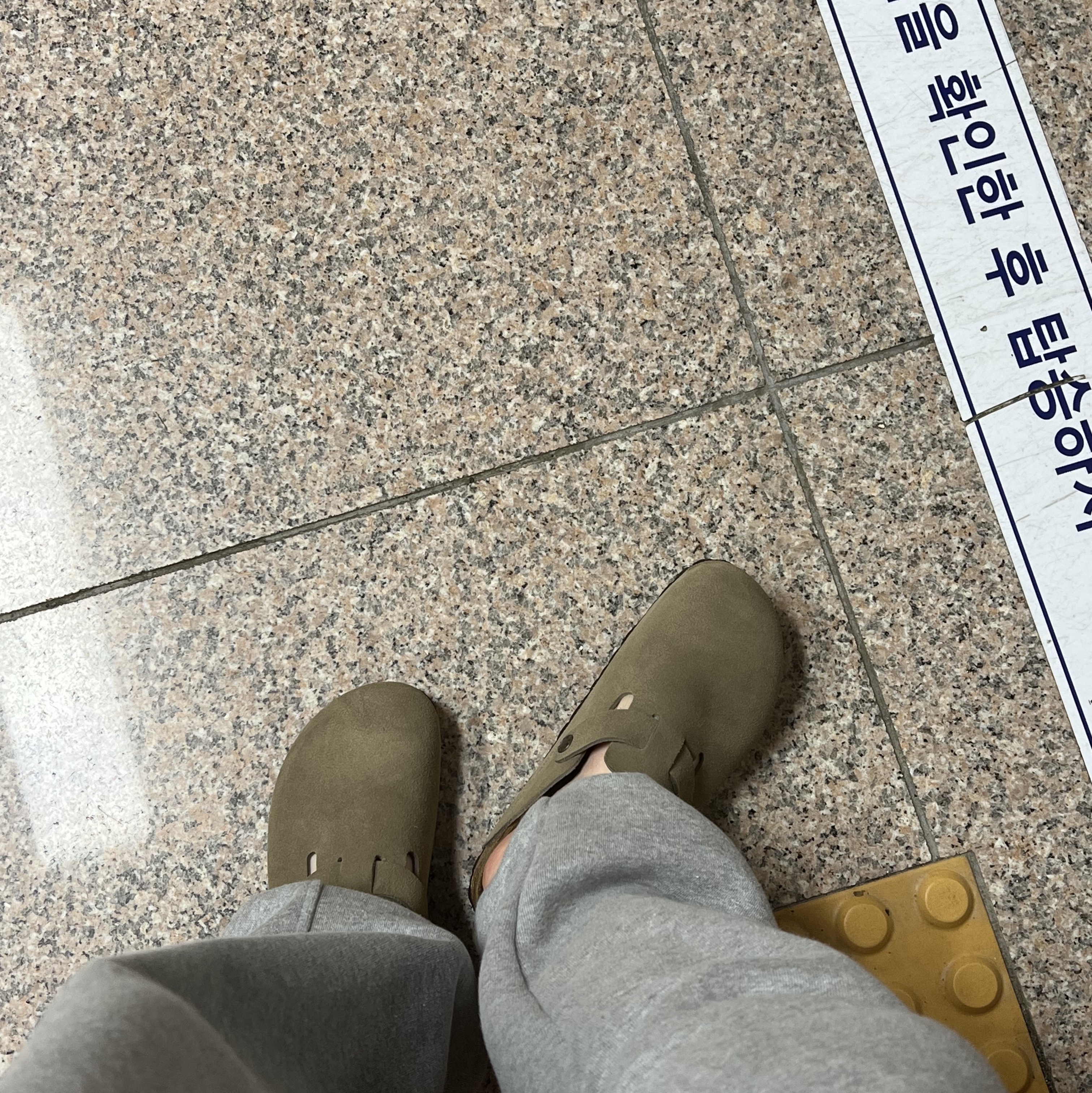 Birkenstock Boston Soft Footbed Taupe - Narrow 착용 스타일 - 3