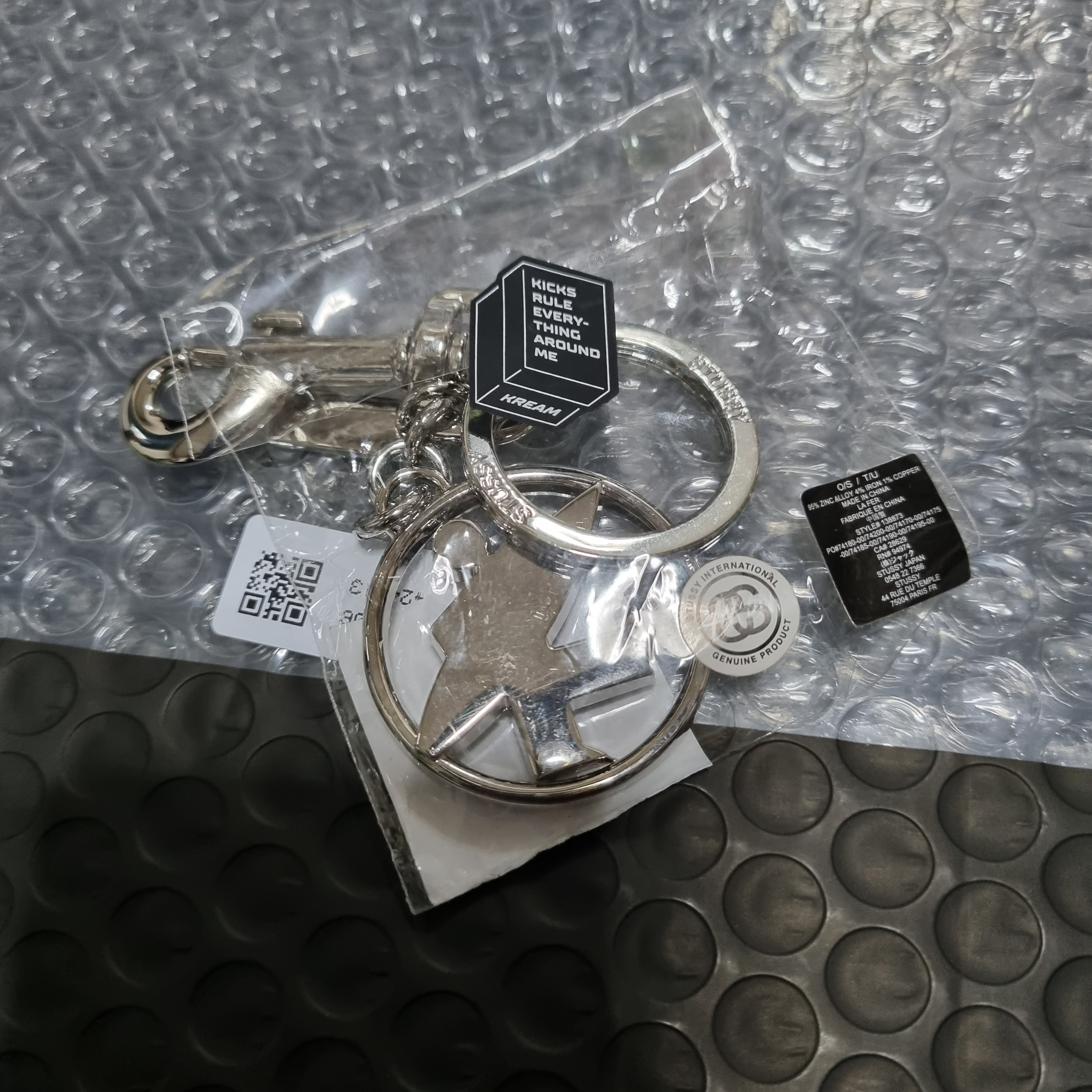 Stussy Surfman Keychain Silver 착용 스타일