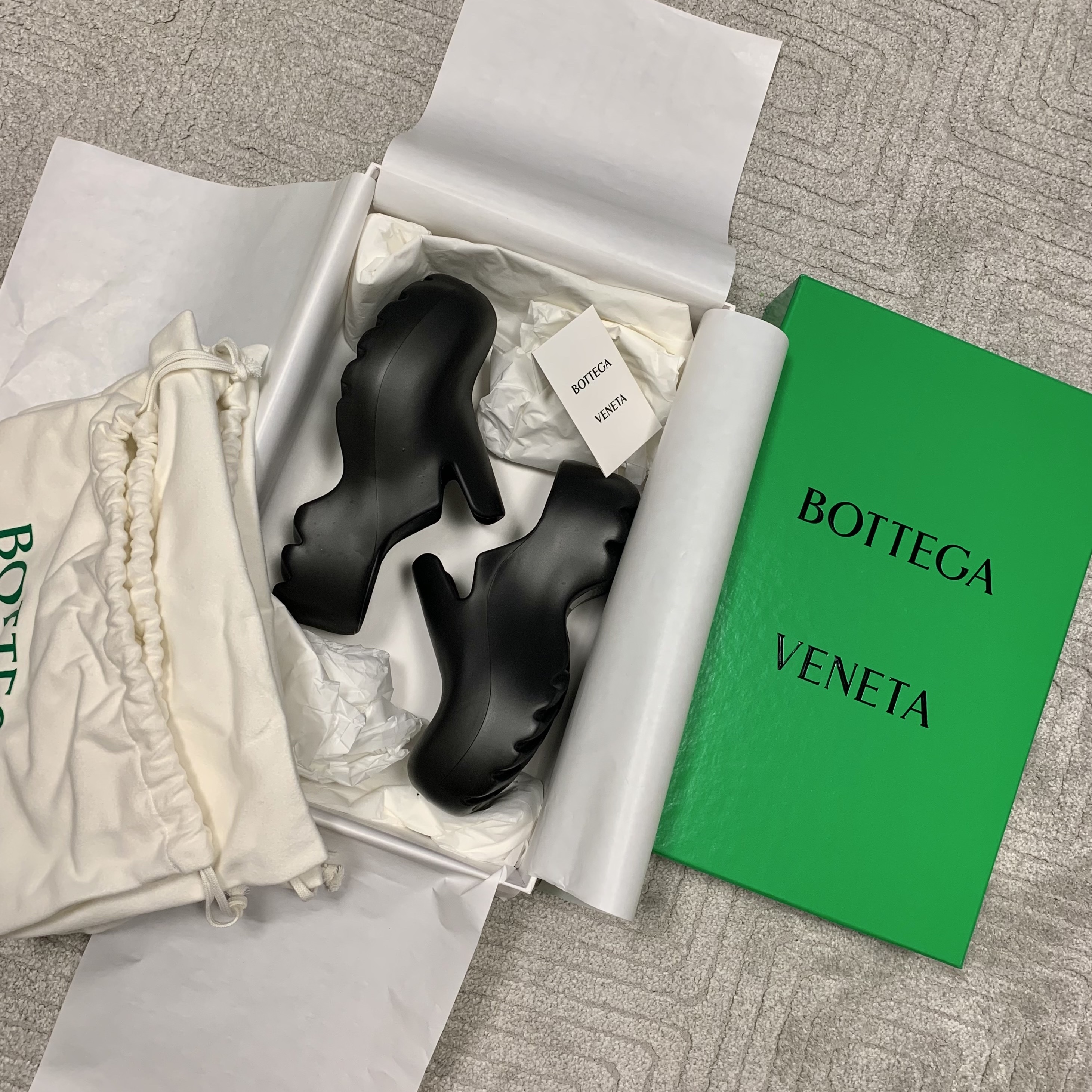 Bottega Veneta Rubber Flash Clog Black 착용 스타일 - 1