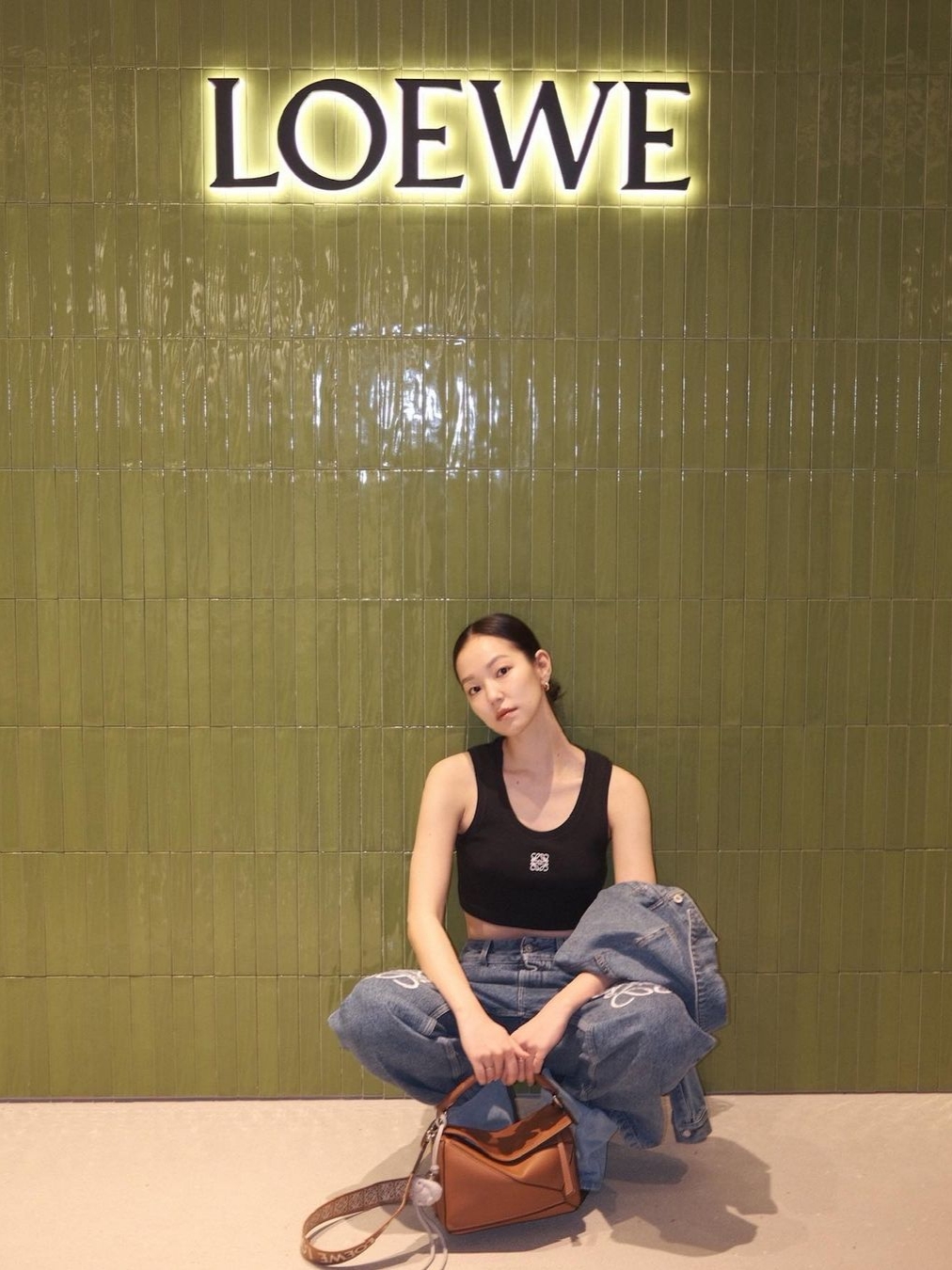 Loewe Small Puzzle Bag In Classic Calfskin Tan, Loewe Small Puzzle Bag In Classic Calfskin Autumn Green Light Oat 착용 스타일