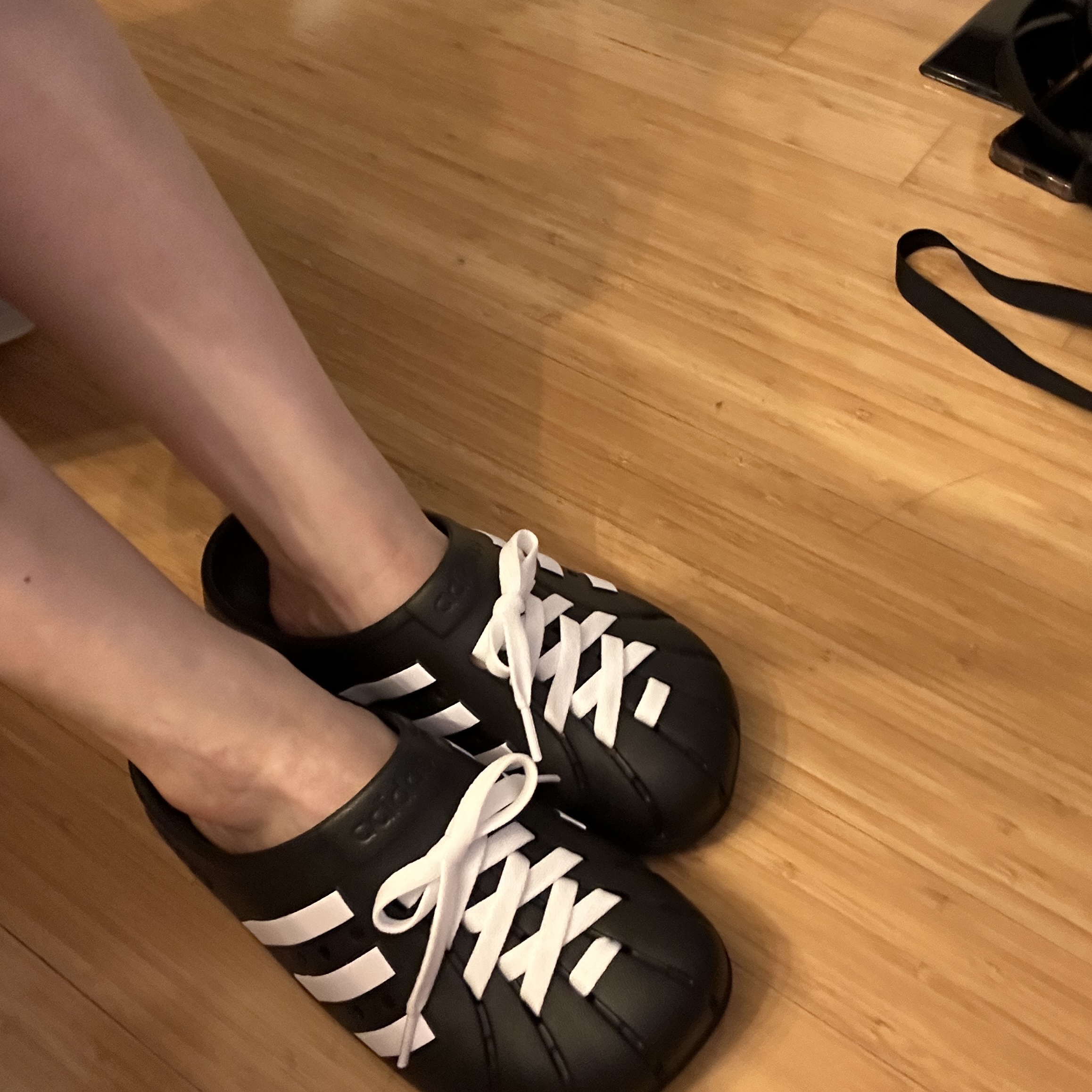 Adidas Adilette Clog Black White 착용 스타일