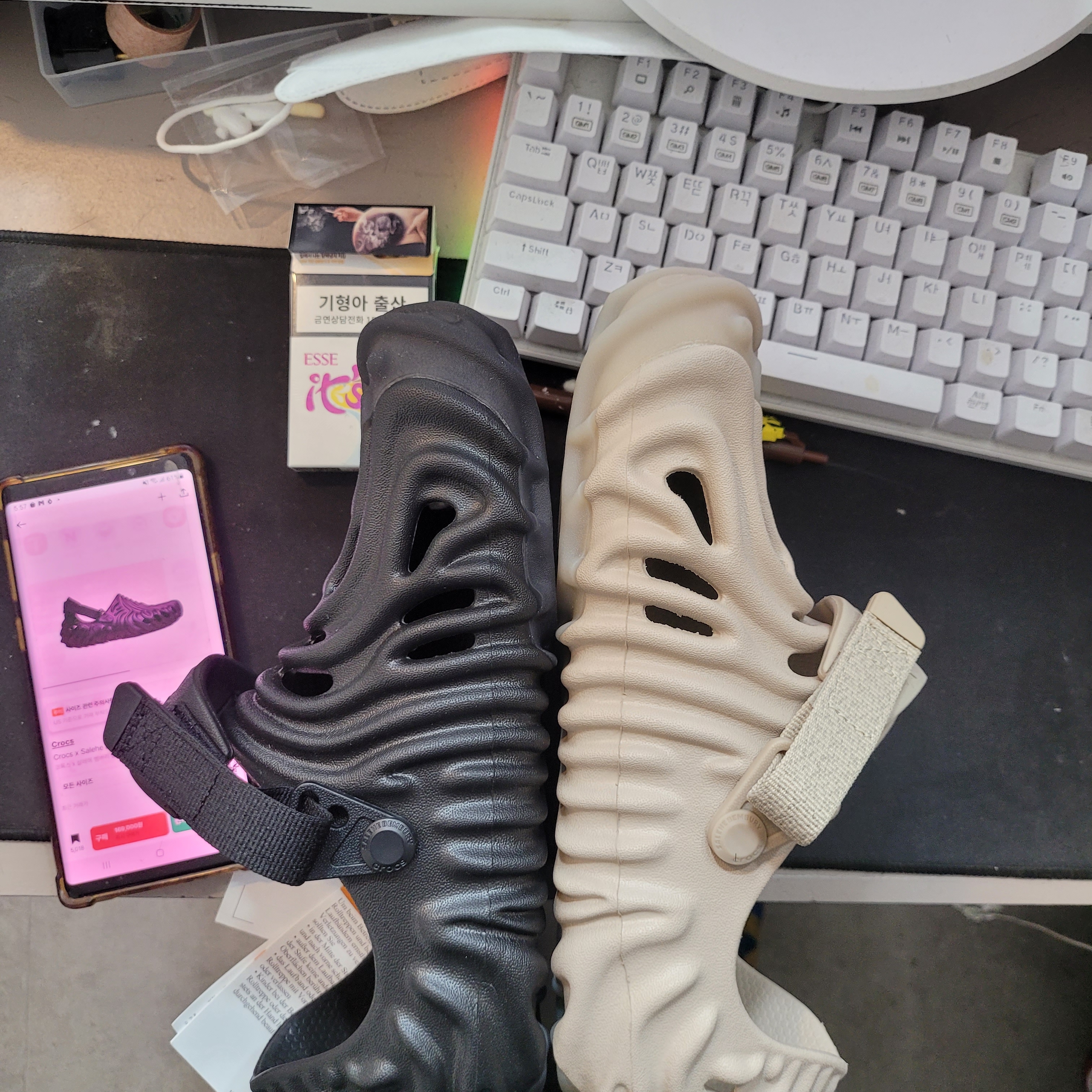 Crocs x Salehe Bembury Pollex Clog Horchata 착용 스타일 - 2