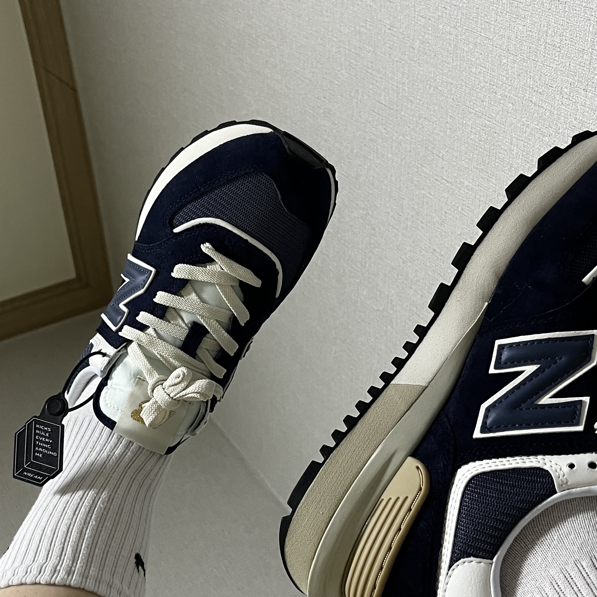 New Balance 574 Legacy Navy 착용 스타일 - 2