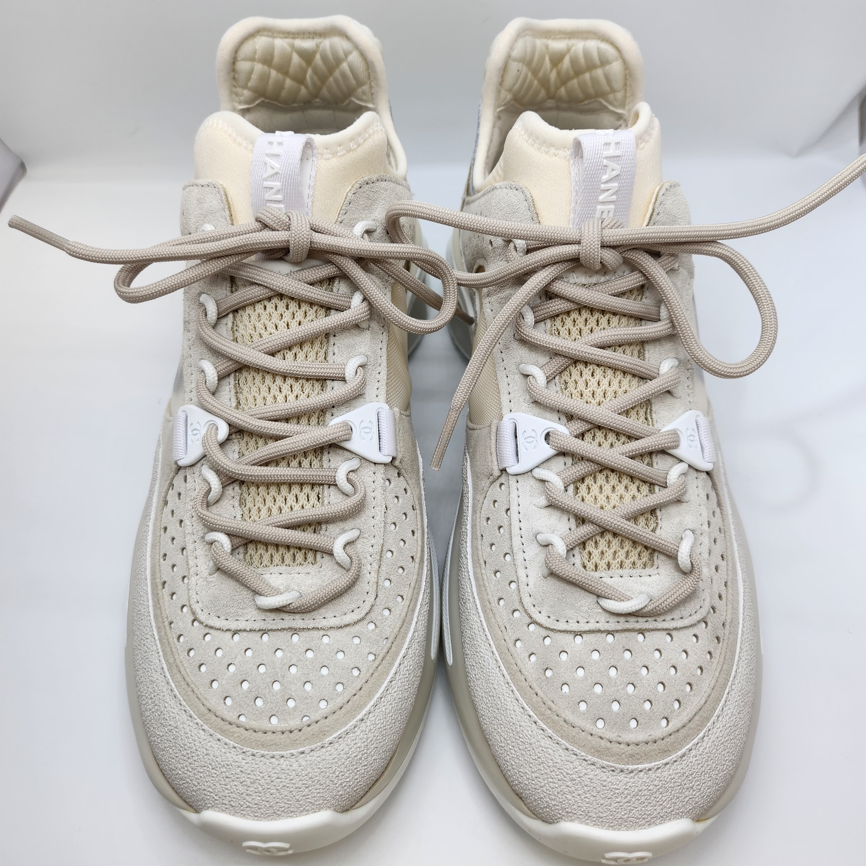 (W) Chanel Sneakers Fabric Suede Calfskin Mesh & White 착용 스타일 - 2