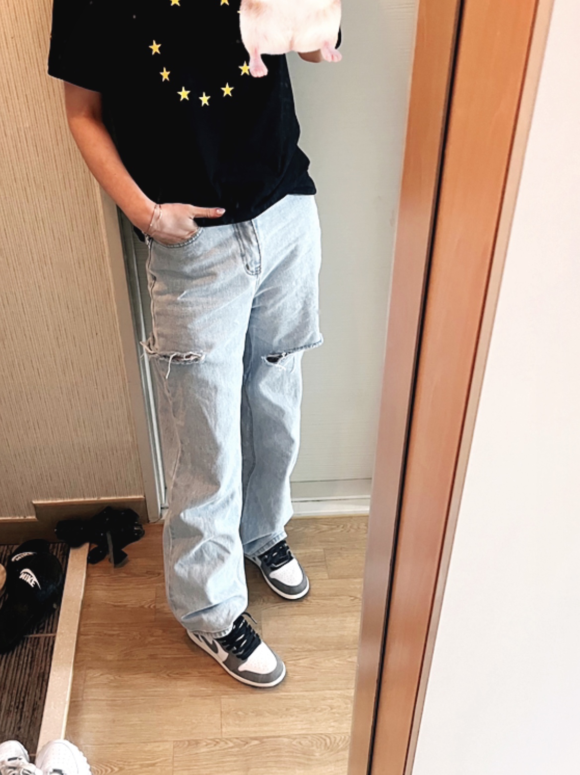 Jordan 1 Retro High OG Black and Smoke Grey, Souvenir Official Eunify T-Shirt Black 착용 스타일 - 2