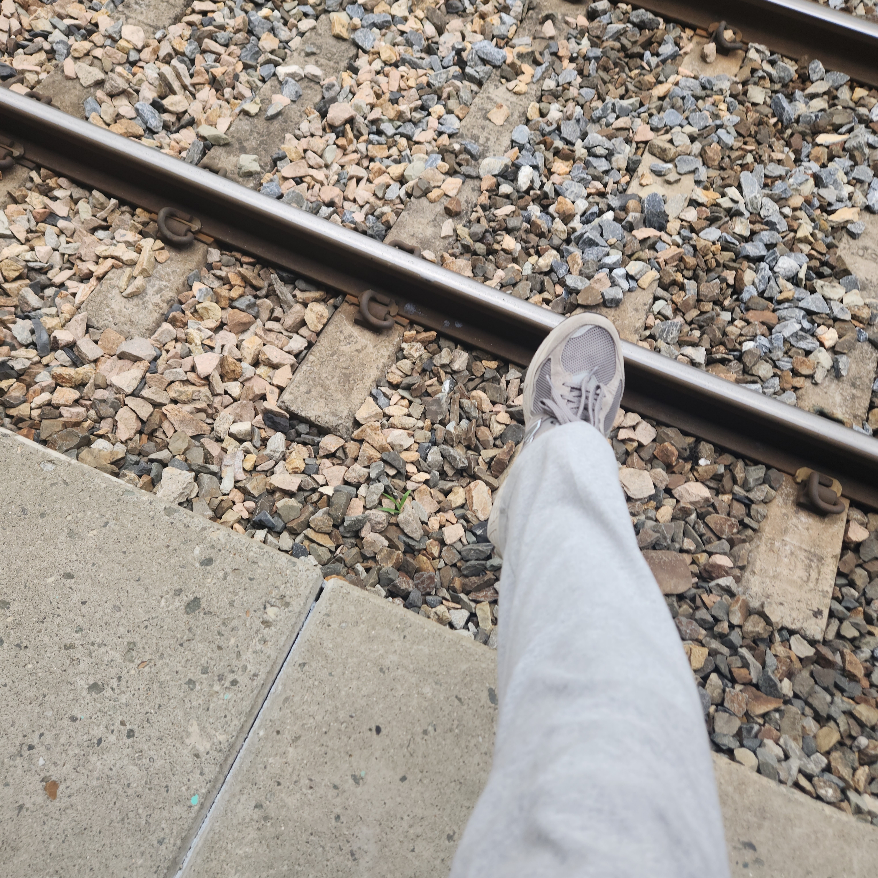 New Balance 2002R Grey 착용 스타일