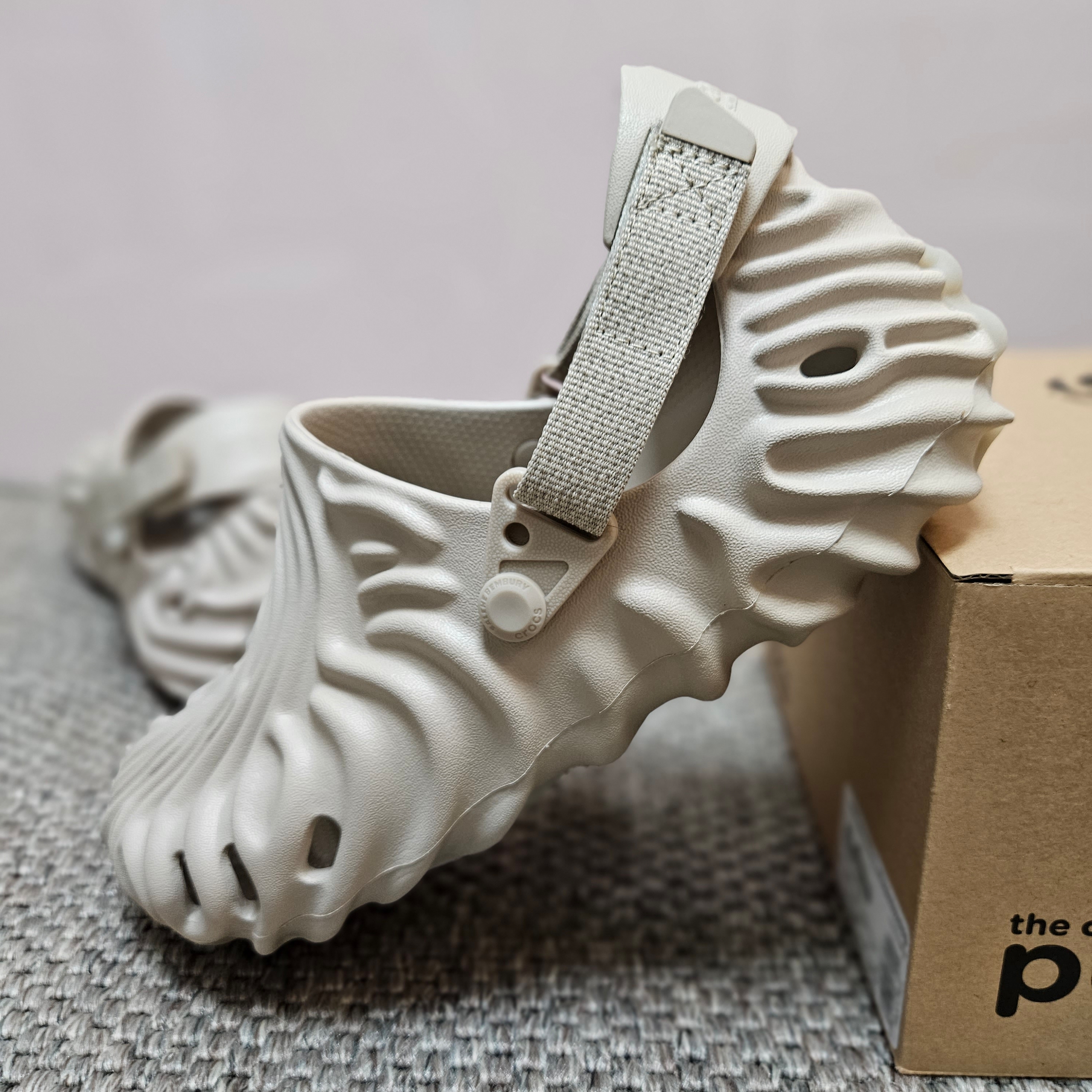 Crocs x Salehe Bembury Pollex Clog Horchata 착용 스타일 - 1