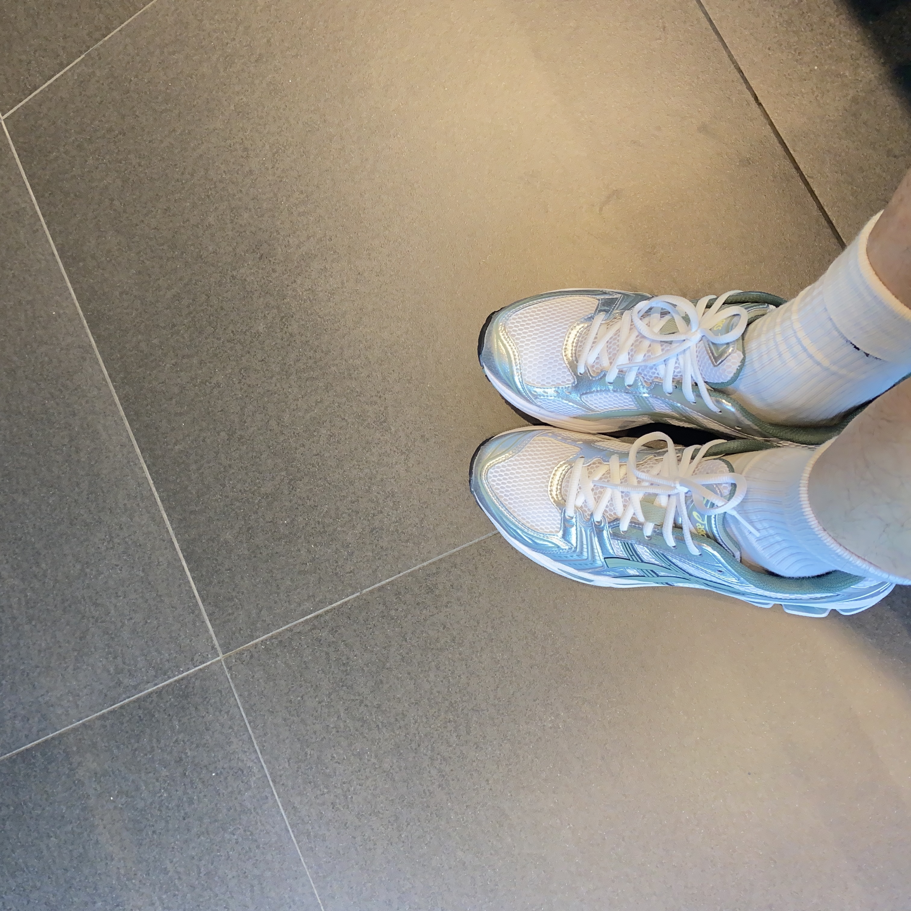 Asics Gel-Kayano 14 White Slate Grey 착용 스타일