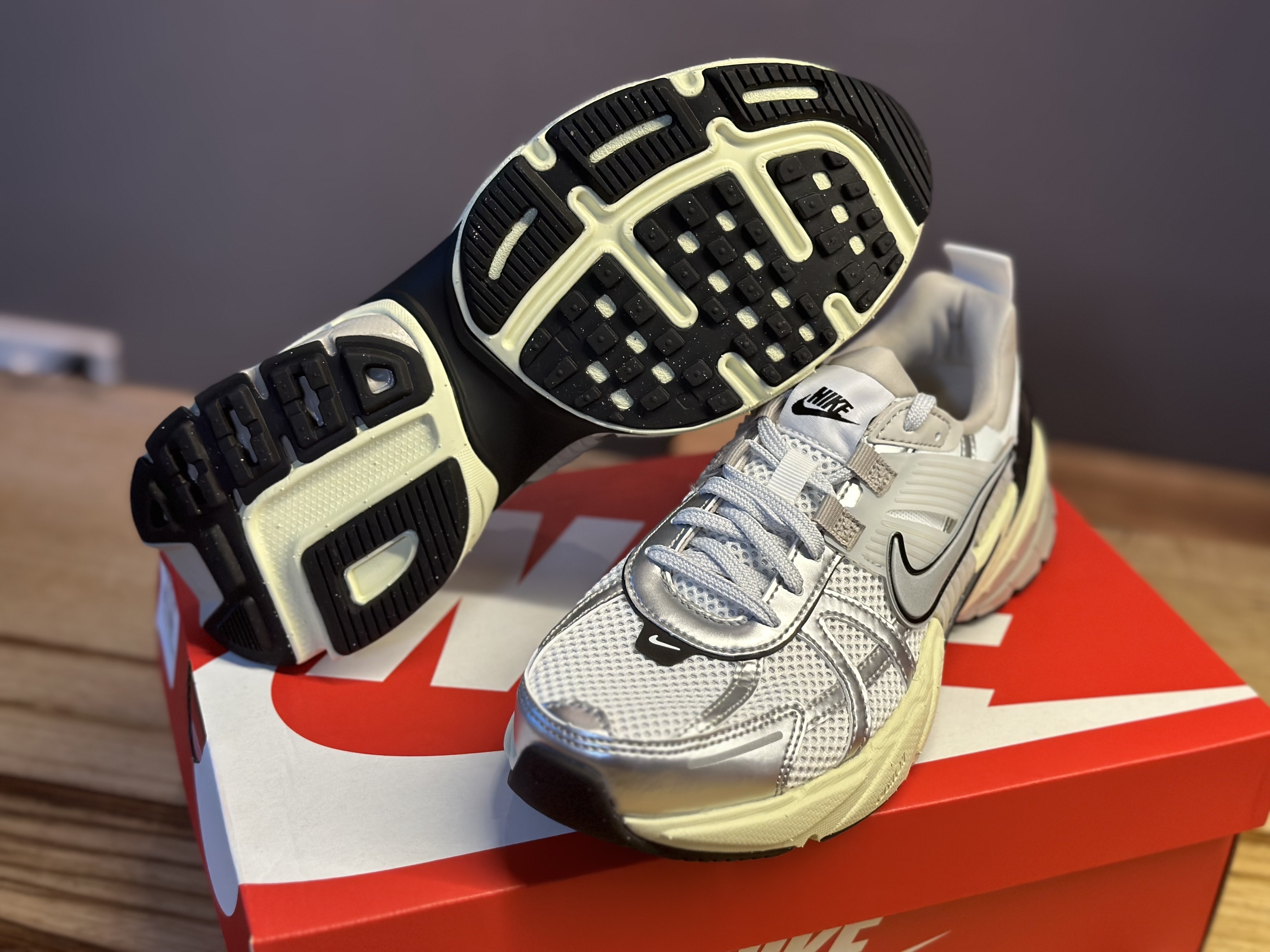 Nike V2K Run Summit White Metallic Silver 착용 스타일 - 3