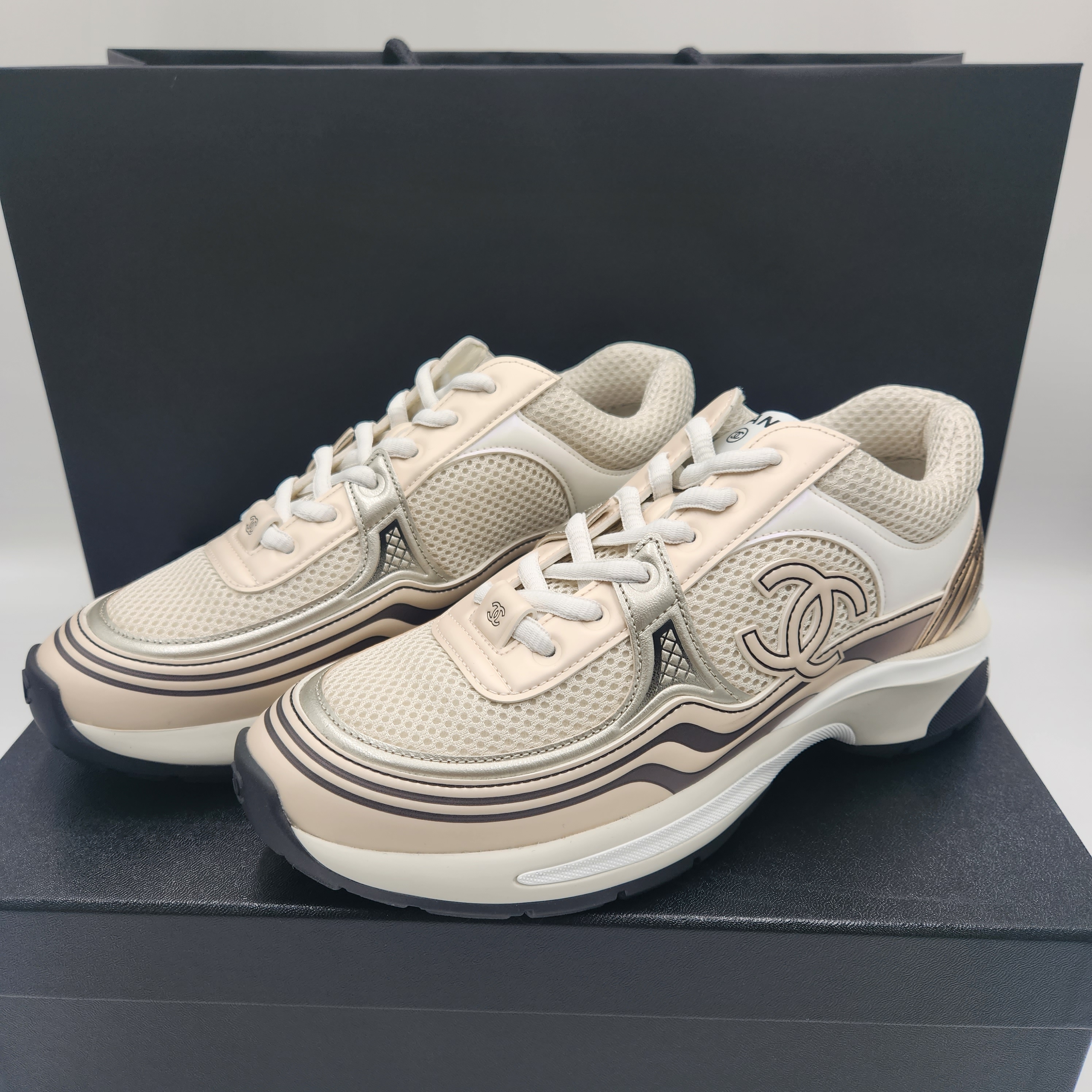 (W) Chanel Sneakers Fabric Laminated & Ivory White Silver 착용 스타일 - 2