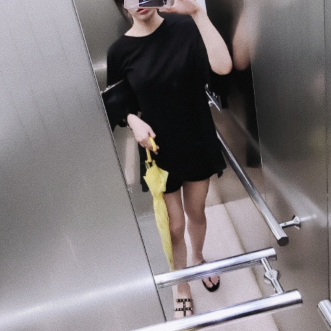 (W) Valentino Rockstud Flat Rubber Sandal Black, Valentino Rockstud Grainy Calfskin Envelope Pouch Black 착용 스타일