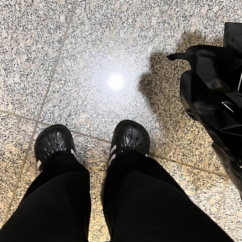 Adidas Adilette Clog Black White 착용 스타일