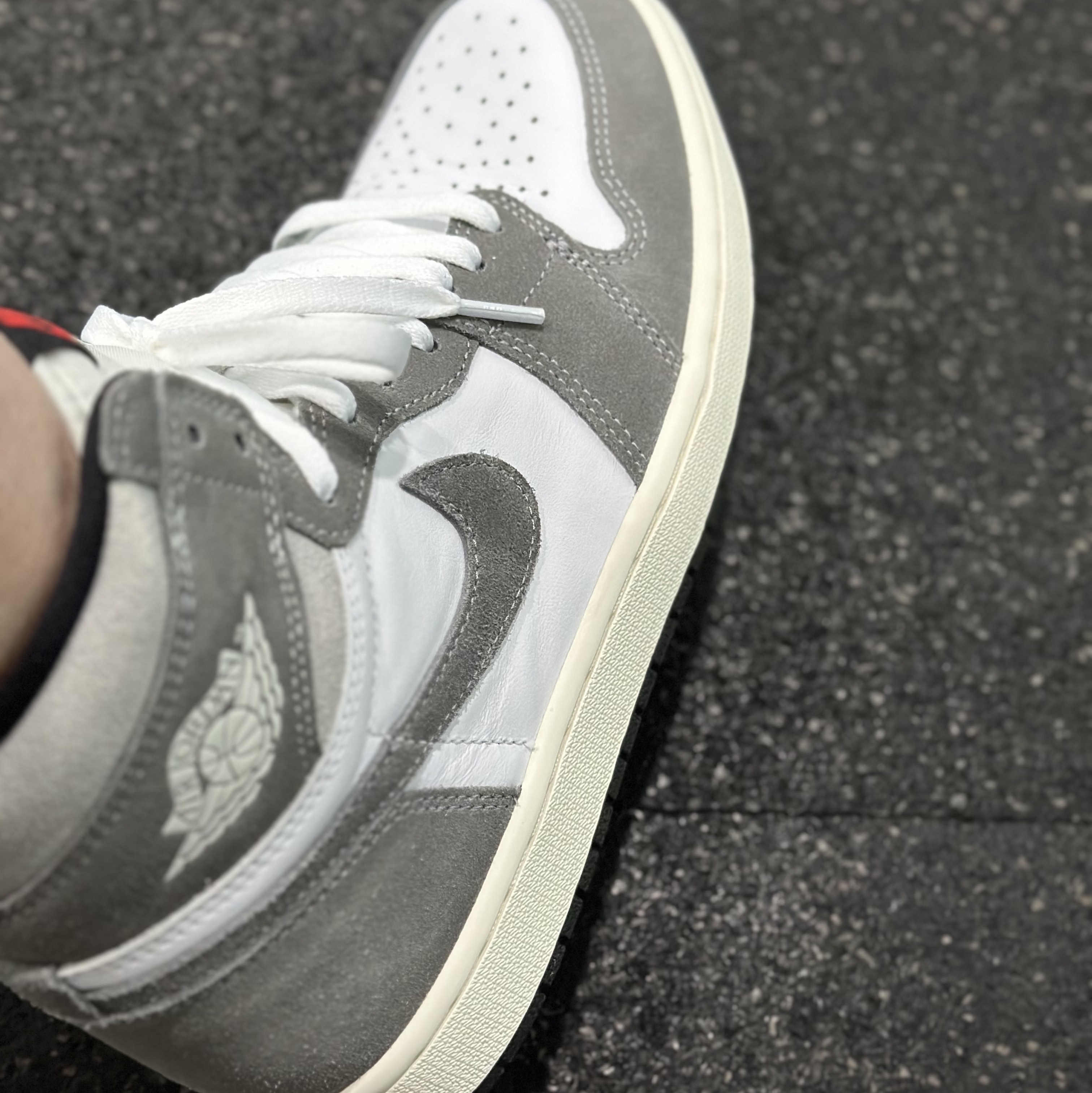 Jordan 1 Retro High OG Black and Smoke Grey 착용 스타일 - 3