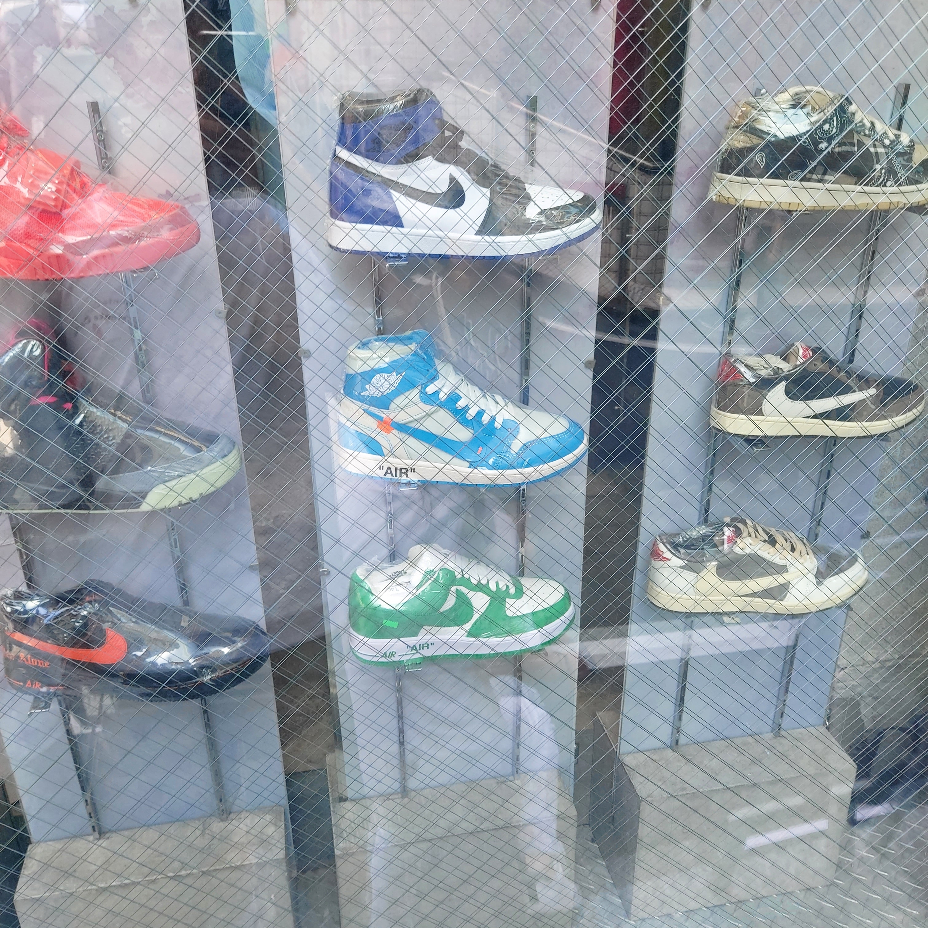 Jordan 1 x Off-White Retro High University Blue, Jordan 1 x Travis Scott Retro Low OG SP Sail and Ridgerock 착용 스타일 - 1