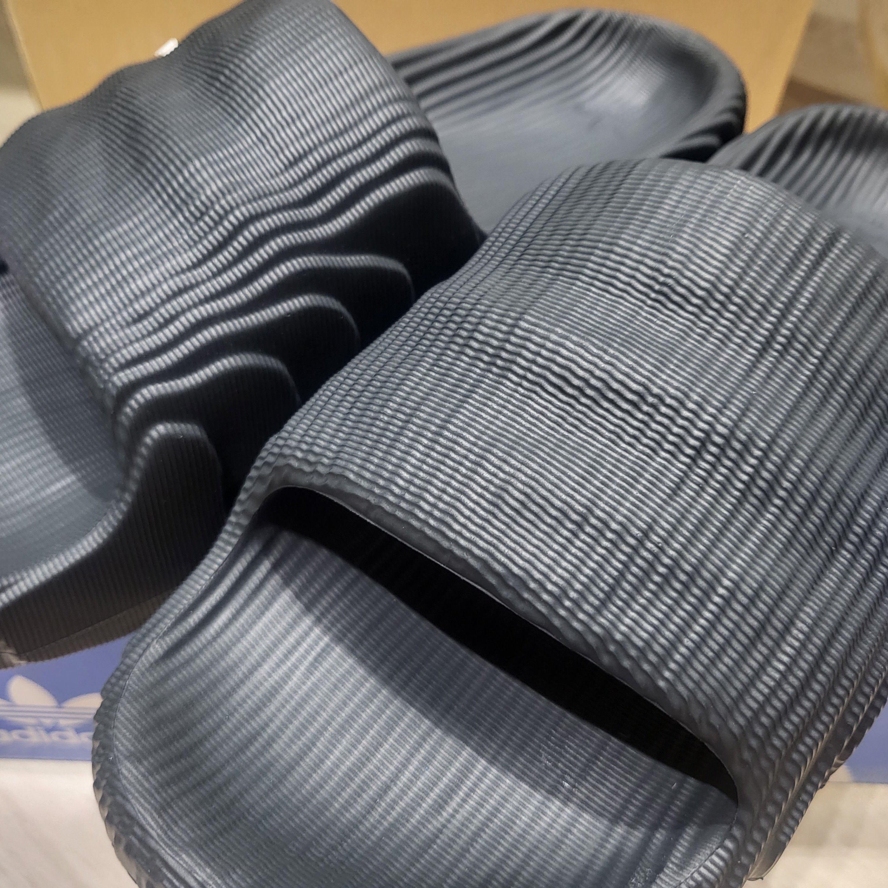 Adidas Adilette 22 Carbon 착용 스타일 - 2