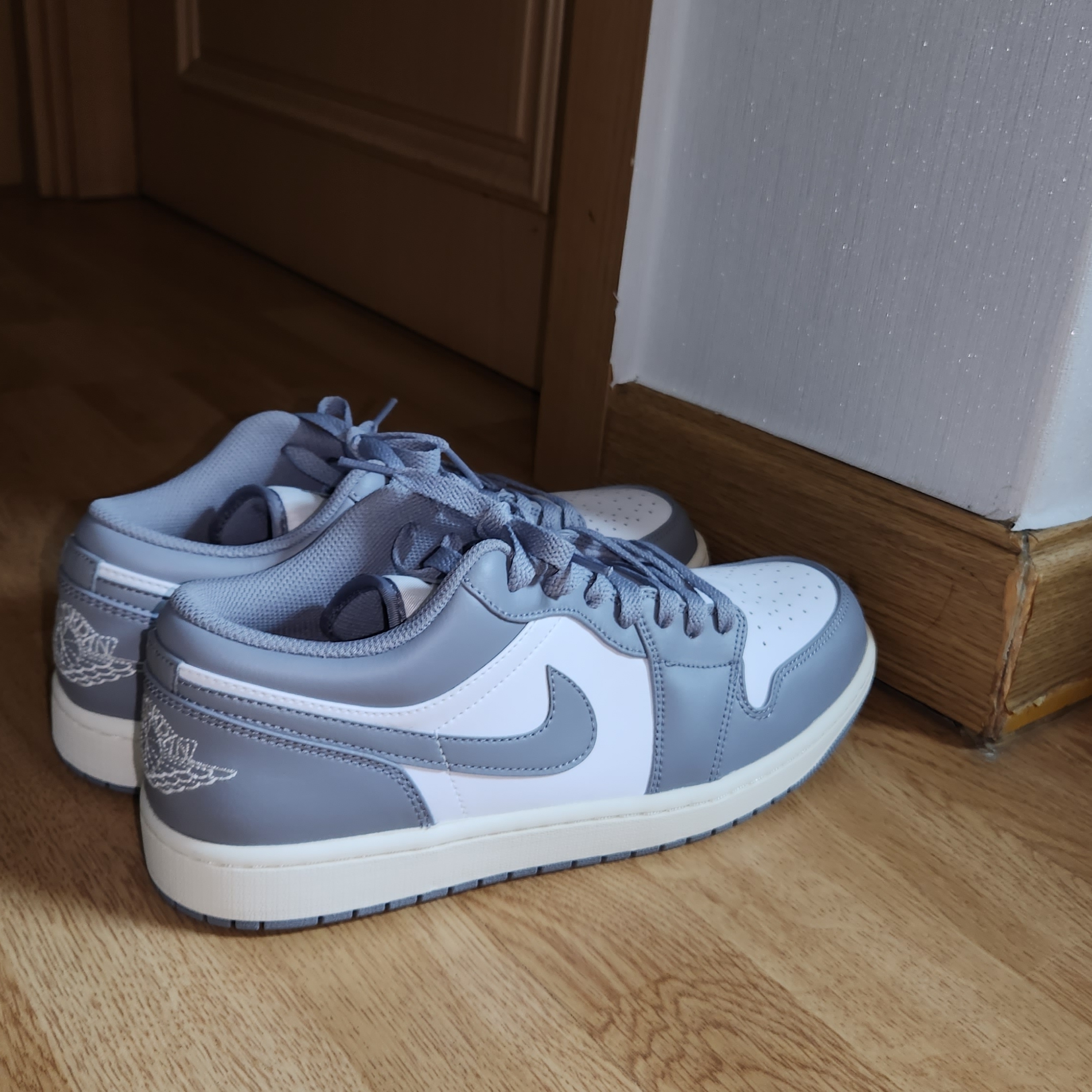 Jordan 1 Low Stealth and White 착용 스타일 - 2