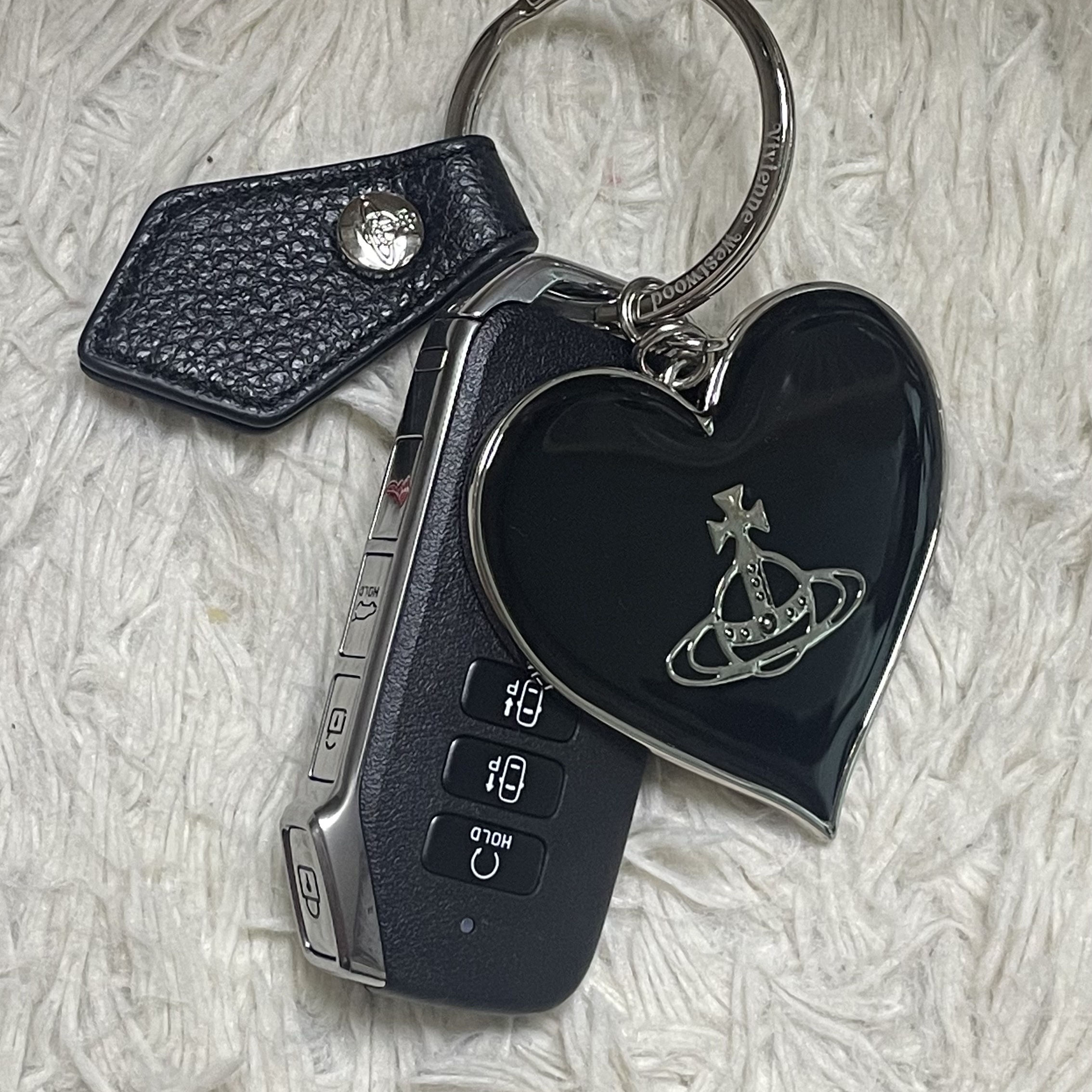 Vivienne Westwood Mirror Heart Orb Keyring Black 착용 스타일