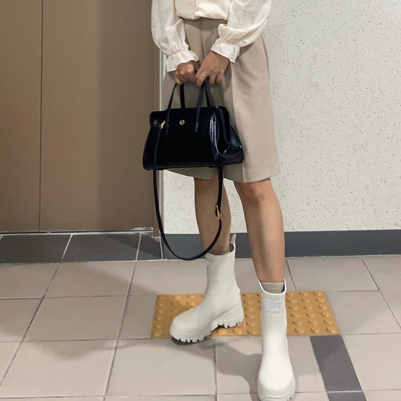 (W) Rockfishweatherwear Flatform Middle Rain Boots Cream 착용 스타일