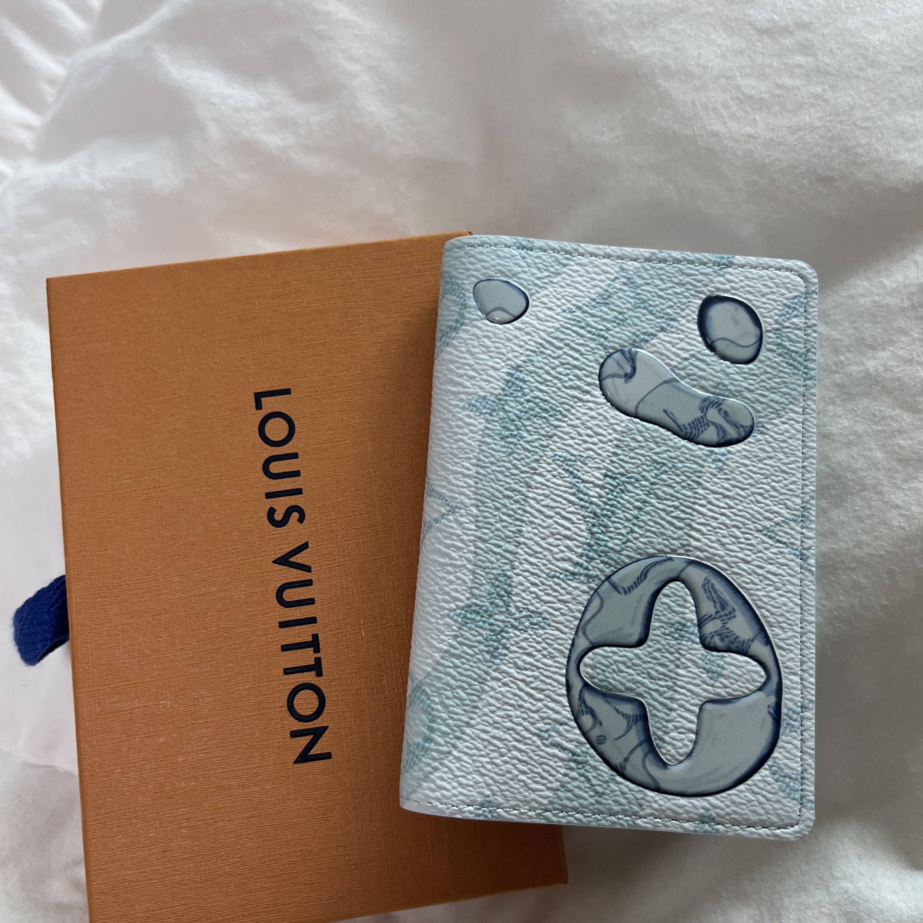 Louis Vuitton Pocket Organizer Monogram Aquagarden Crystal Blue 착용 스타일