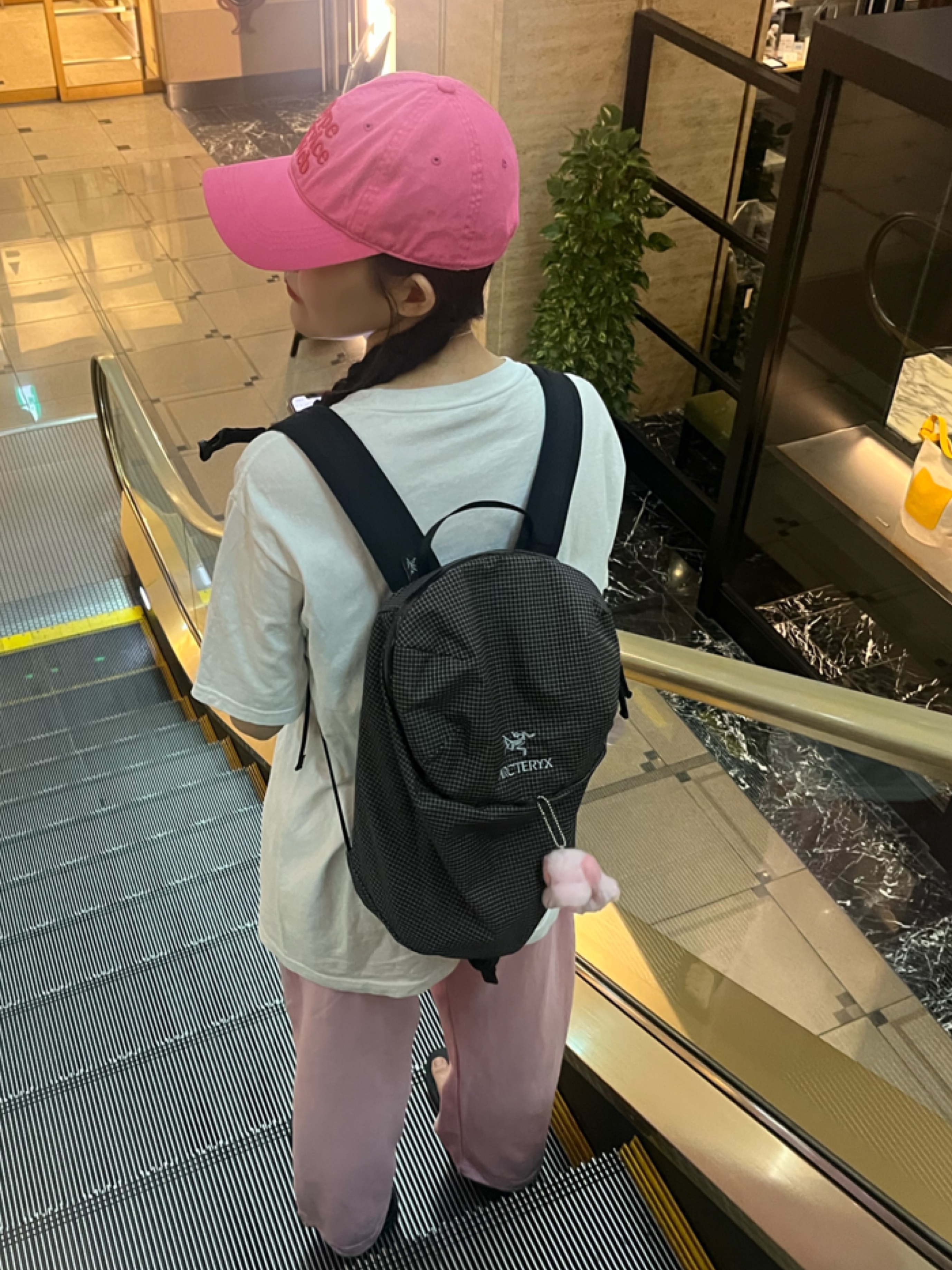 Arc'teryx Konseal 15 Backpack Black, Adidas Samba OG Cloud White 착용 스타일 - 2