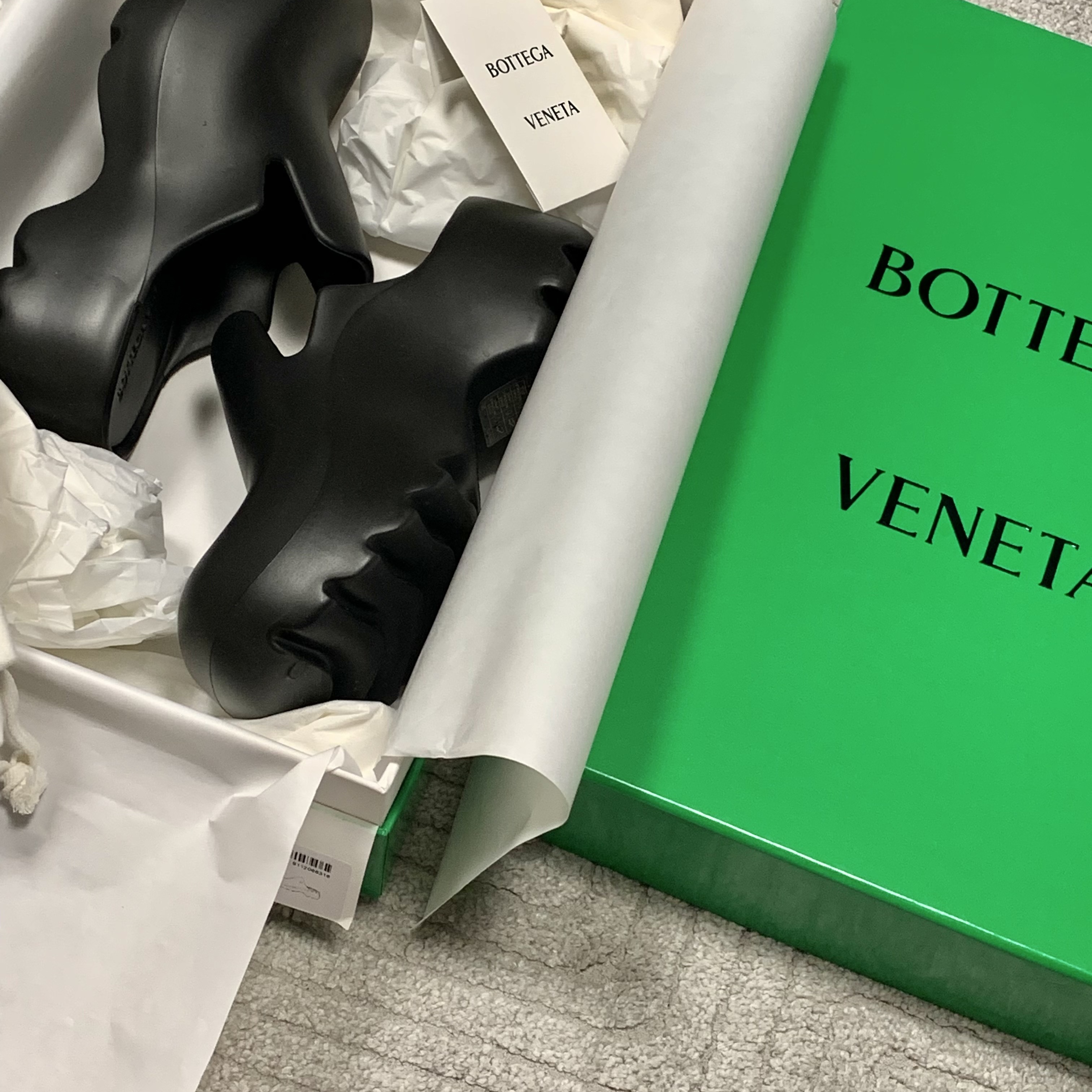 Bottega Veneta Rubber Flash Clog Black 착용 스타일 - 2