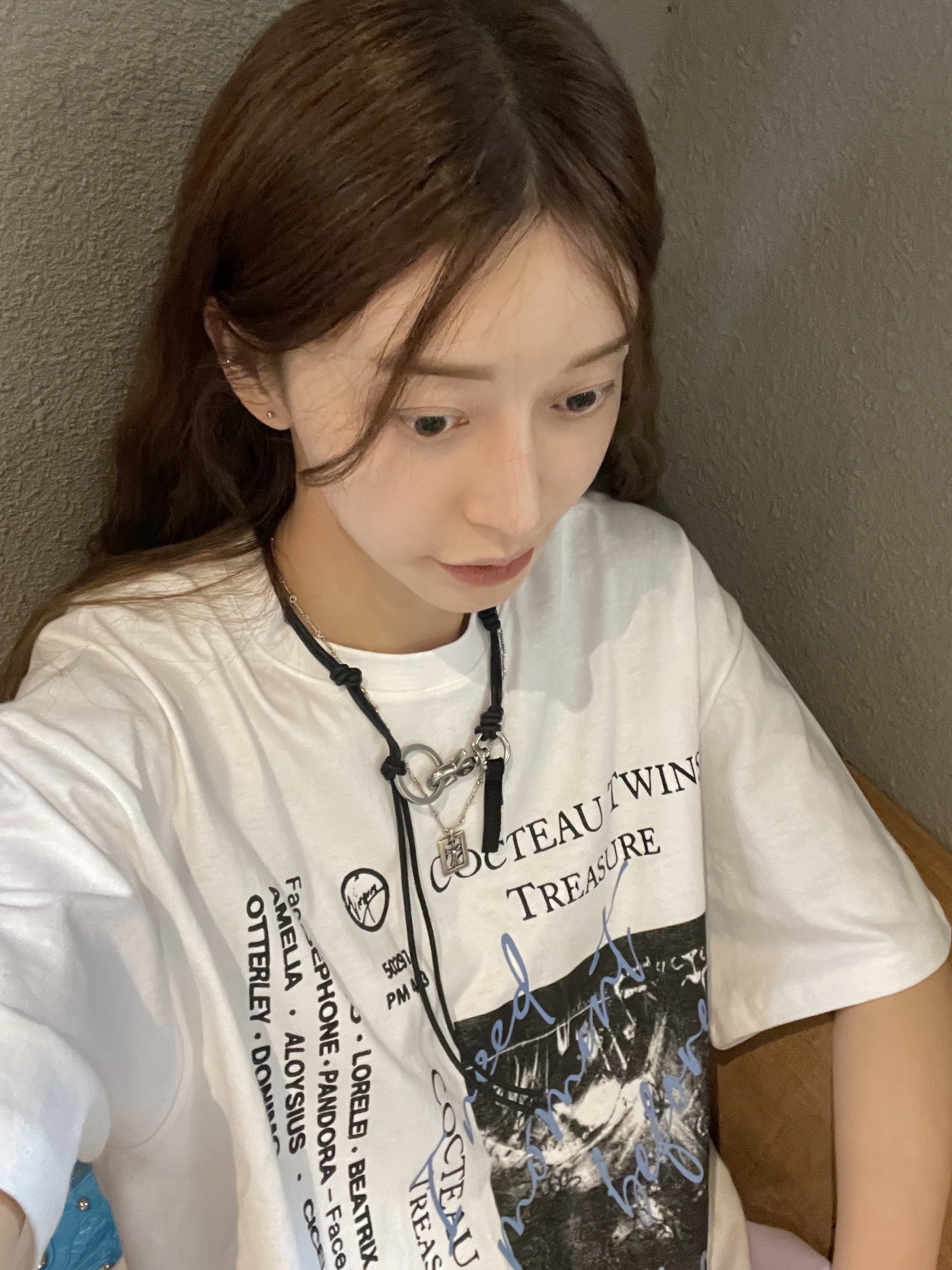 Balenciaga Crocodile Embossed Le Cagole Mini Purse with Chain White, Salomon XT-6 ADV White 착용 스타일 - 2