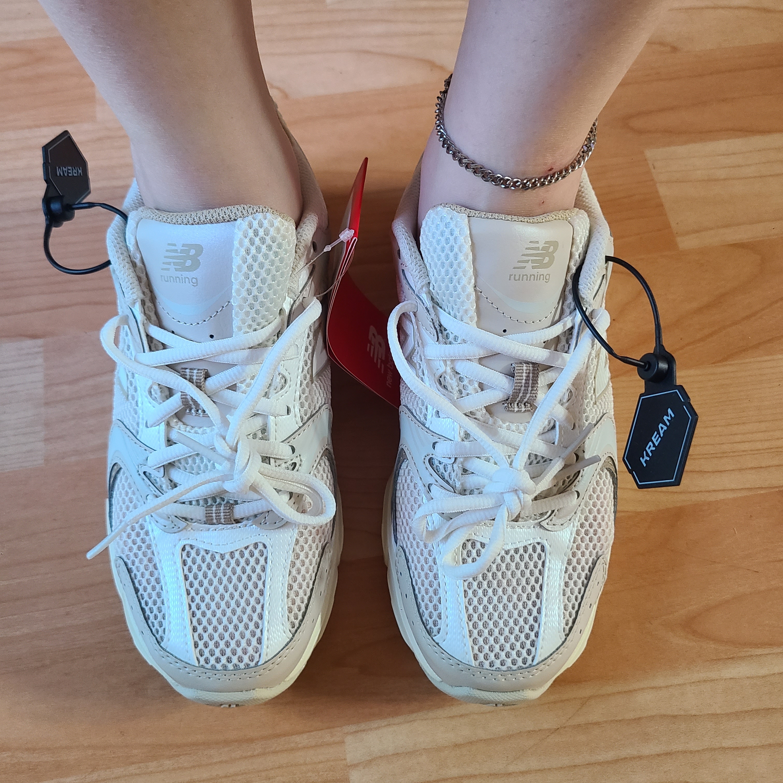 New Balance 530 Beige Angora 착용 스타일 - 1