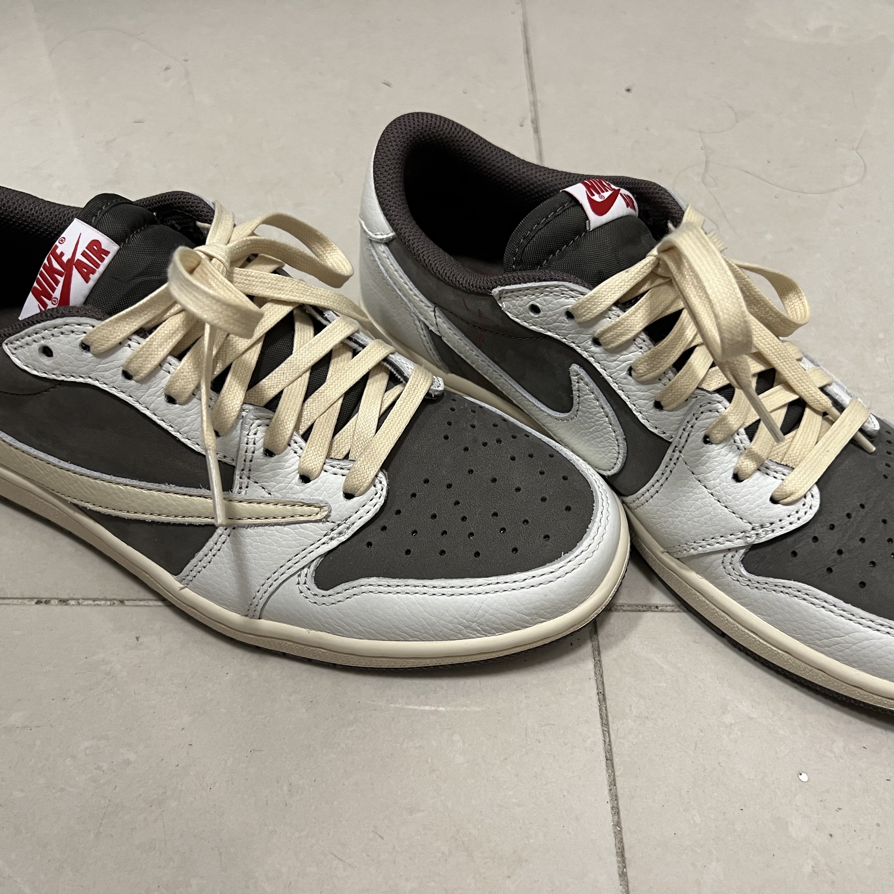 Jordan 1 x Travis Scott Retro Low OG SP Sail and Ridgerock 착용 스타일 - 1