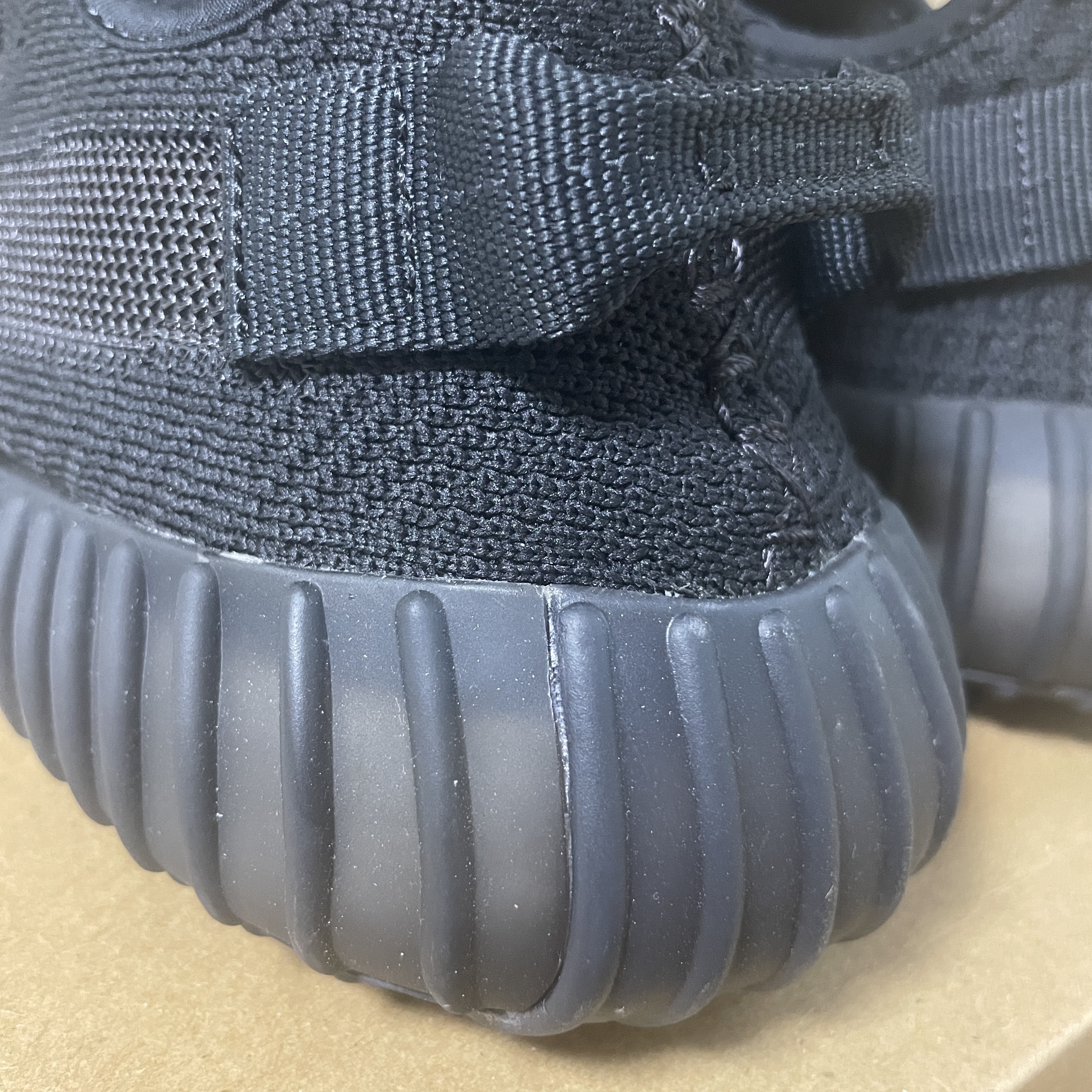 Adidas Yeezy Boost 350 V2 Onyx 착용 스타일 - 4
