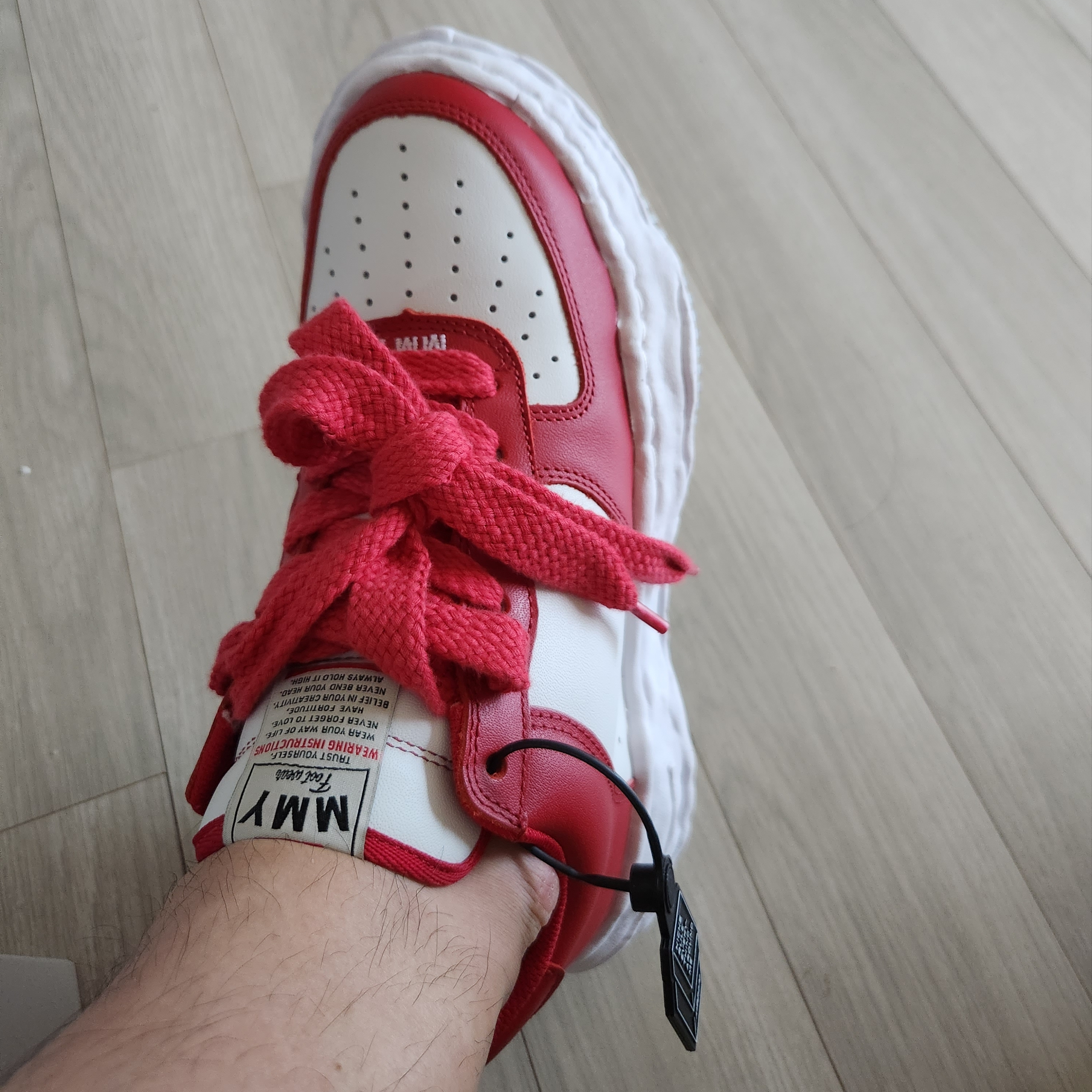 Maison Mihara Yasuhiro Wayne OG Sole Leather Low-top Sneakers Red 착용 스타일