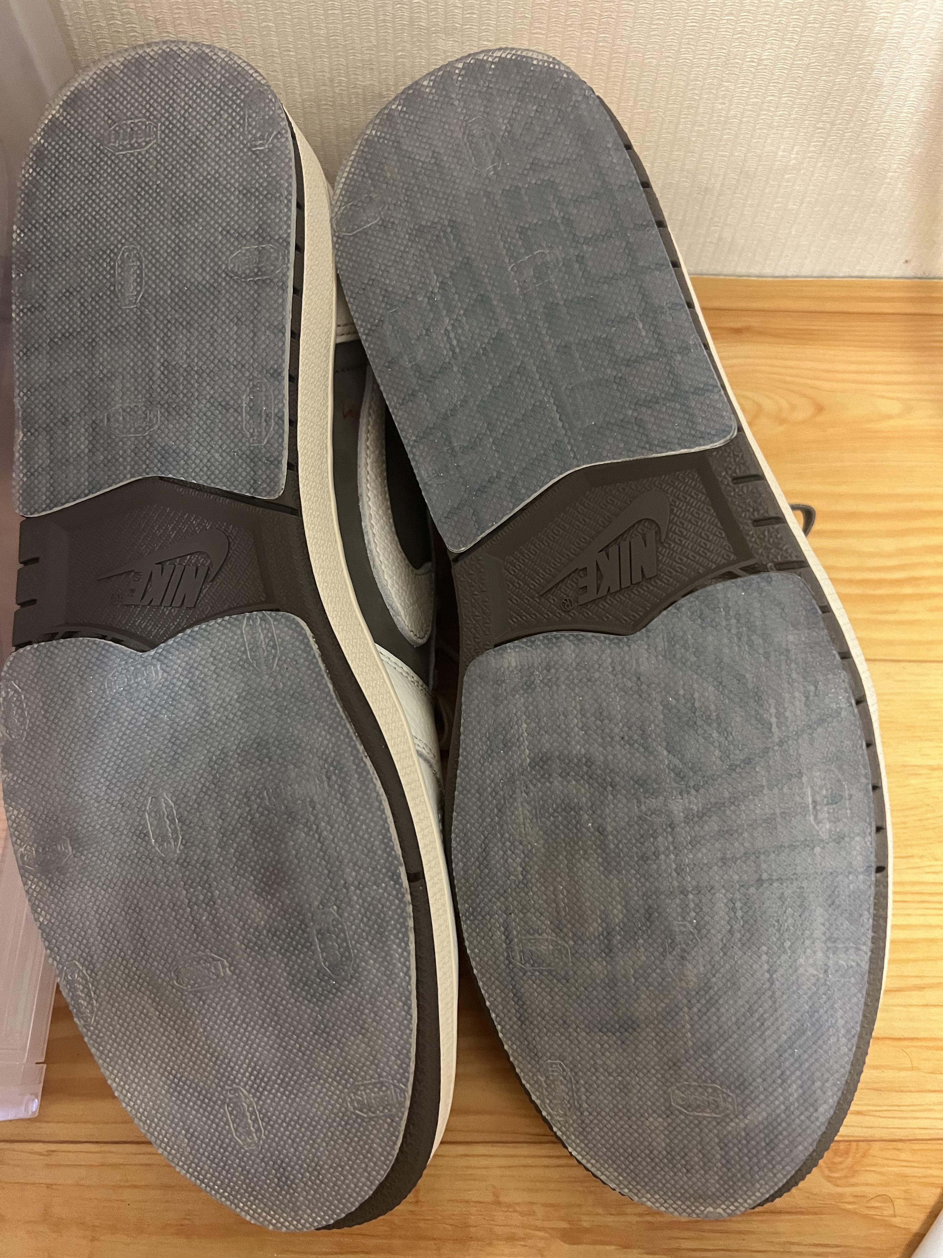 Jordan 1 x Travis Scott Retro Low OG SP Sail and Ridgerock 착용 스타일