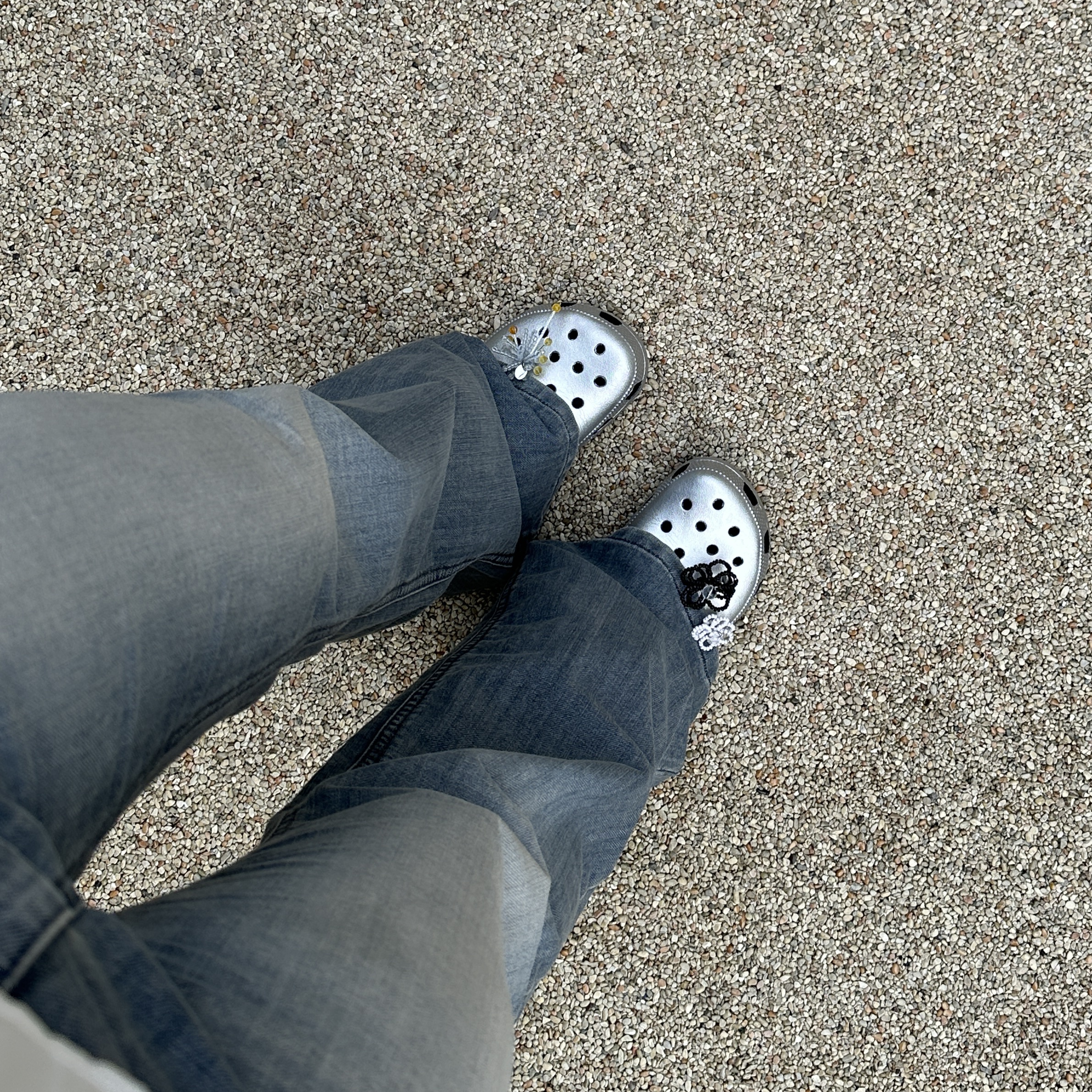 Crocs Classic Metallic Clog Silver 착용 스타일 - 2