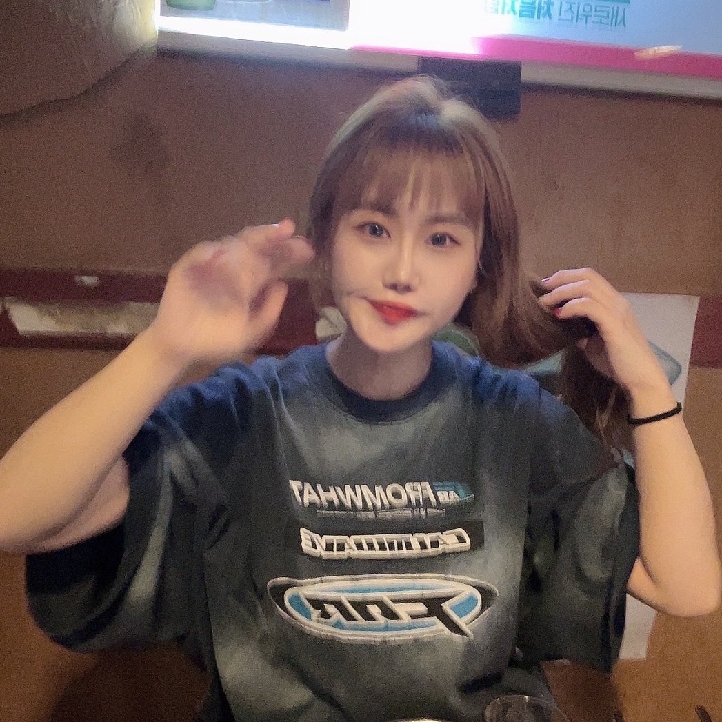 Farfromwhat Far Washed Logo T-Shirt Navy 착용 스타일
