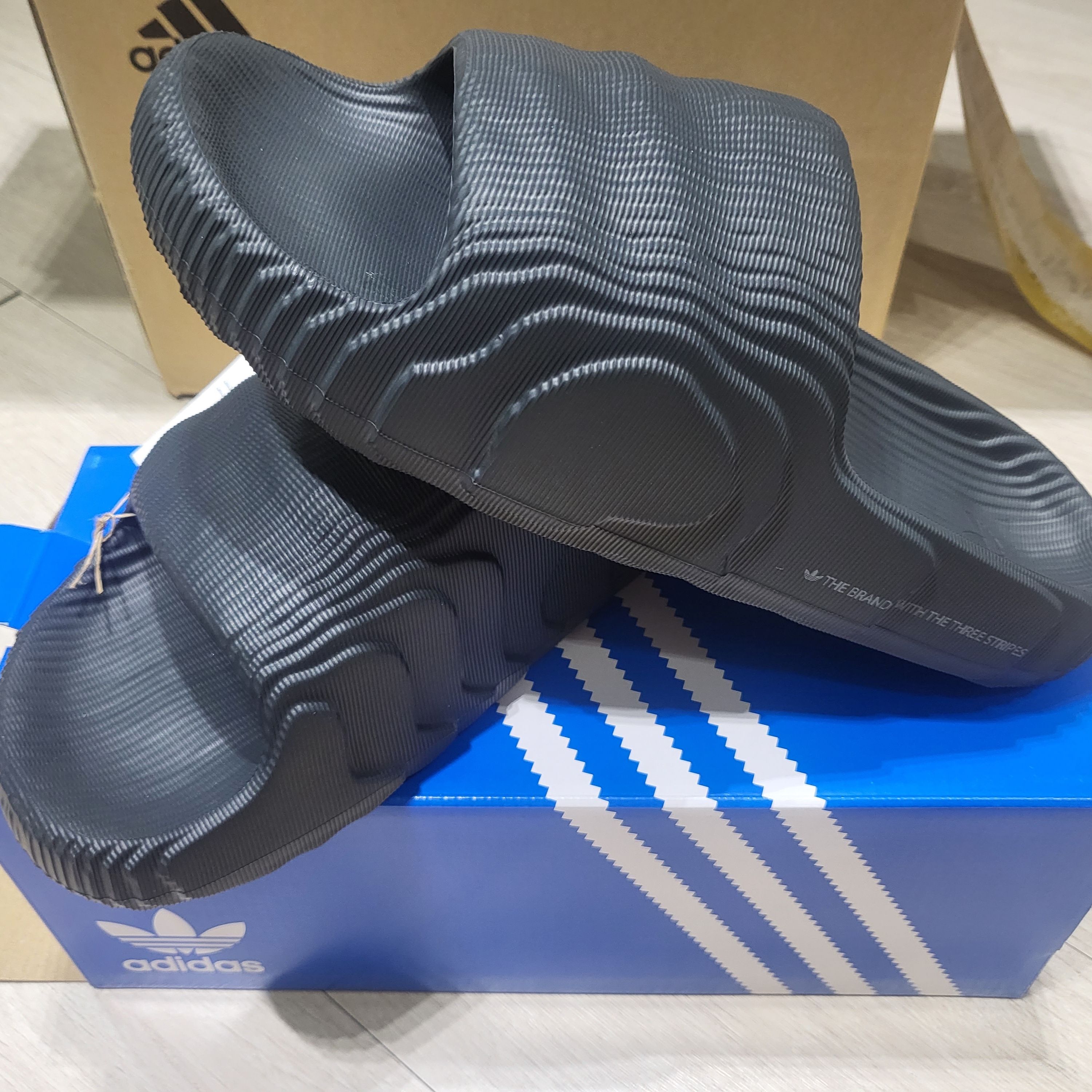 Adidas Adilette 22 Carbon 착용 스타일 - 1
