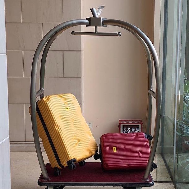 CRASH BAGGAGE Icon 21inch Stripe Yellow, CRASH BAGGAGE Icon 21inch Stripe Black 착용 스타일
