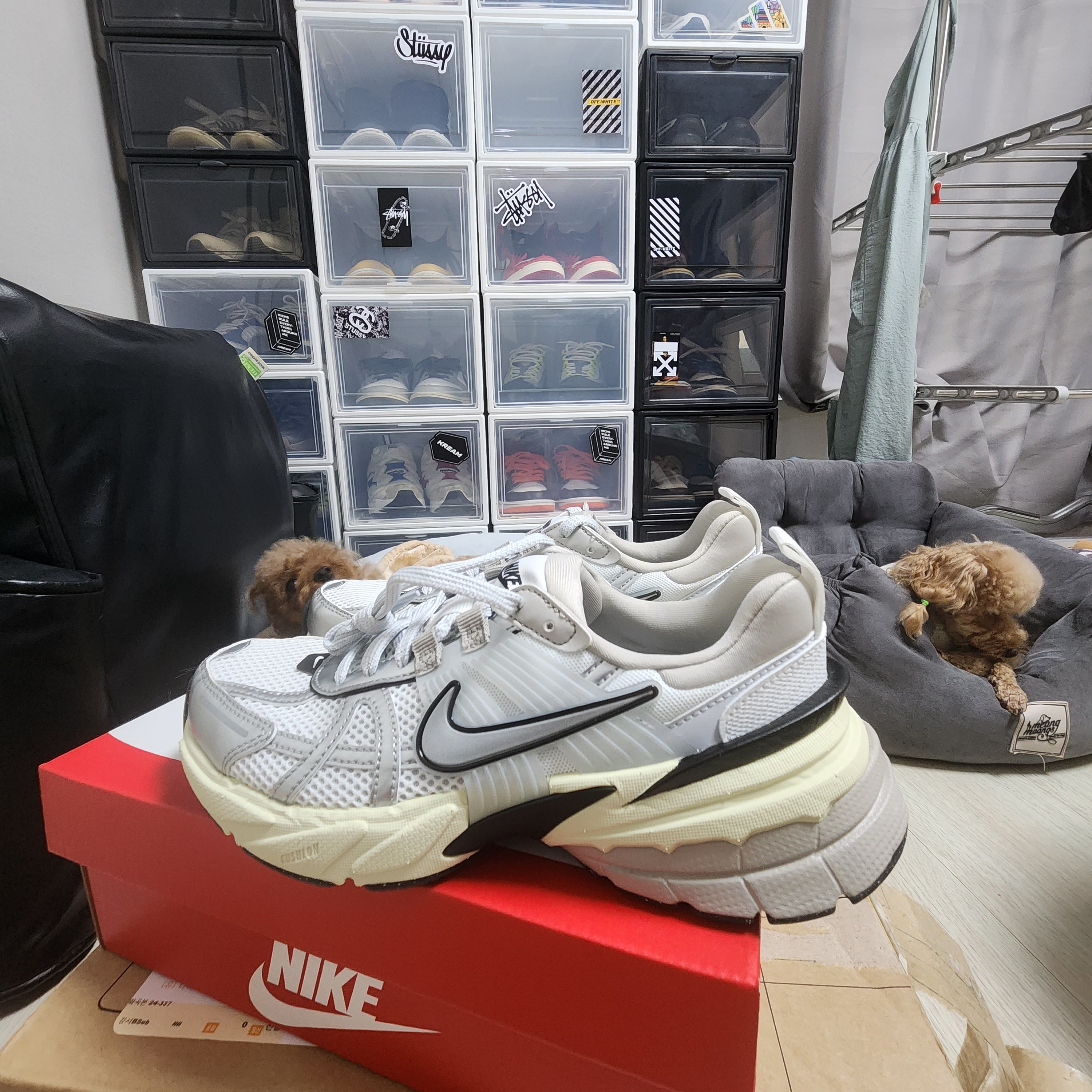 Nike V2K Run Summit White Metallic Silver 착용 스타일 - 4
