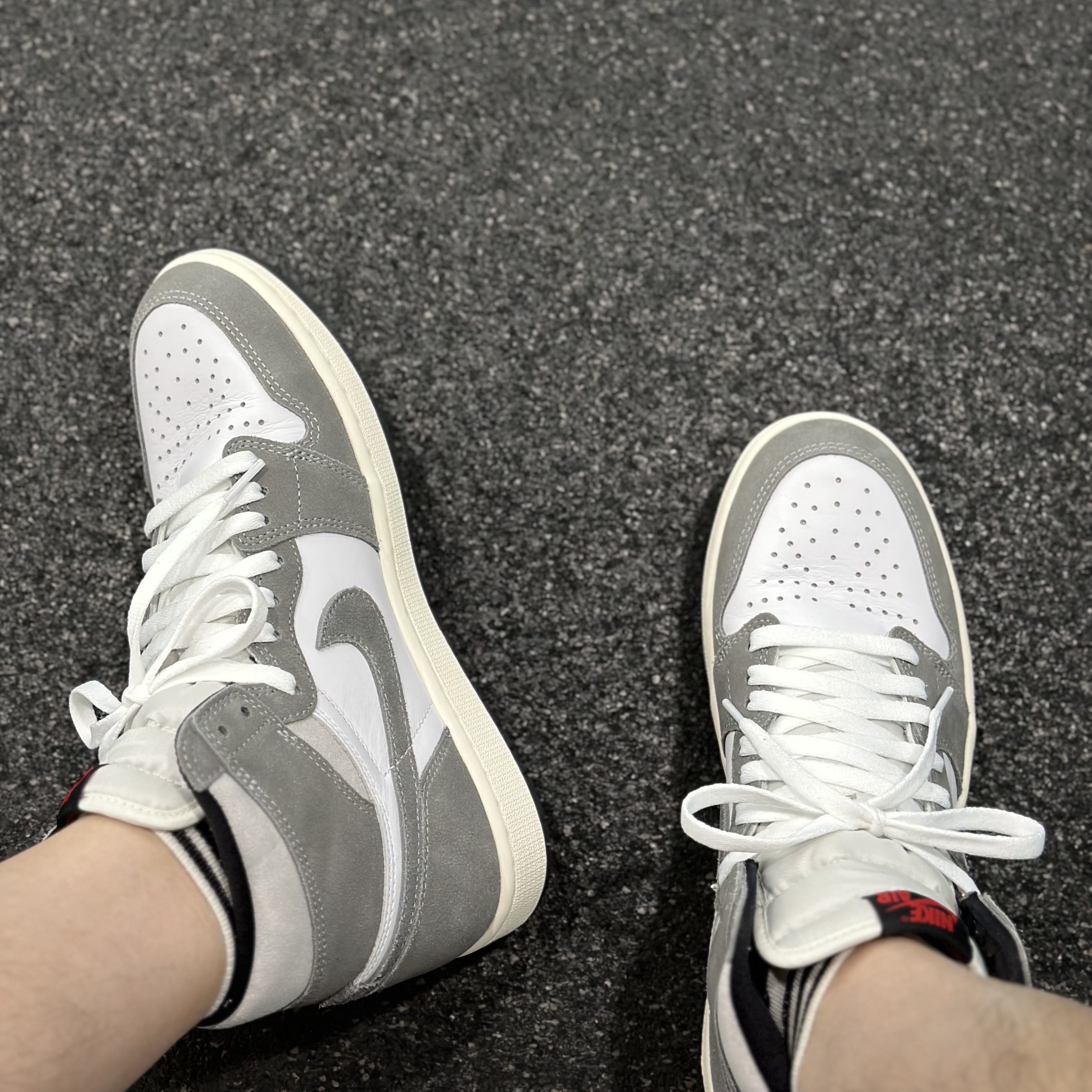 Jordan 1 Retro High OG Black and Smoke Grey 착용 스타일 - 4