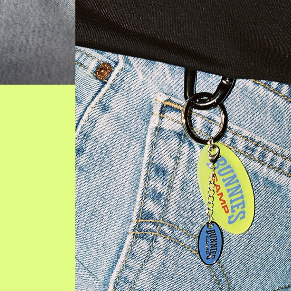 NewJeans Bunnies Camp Keyring Yellow, NewJeans Bunnies Camp Charm Blue 착용 스타일