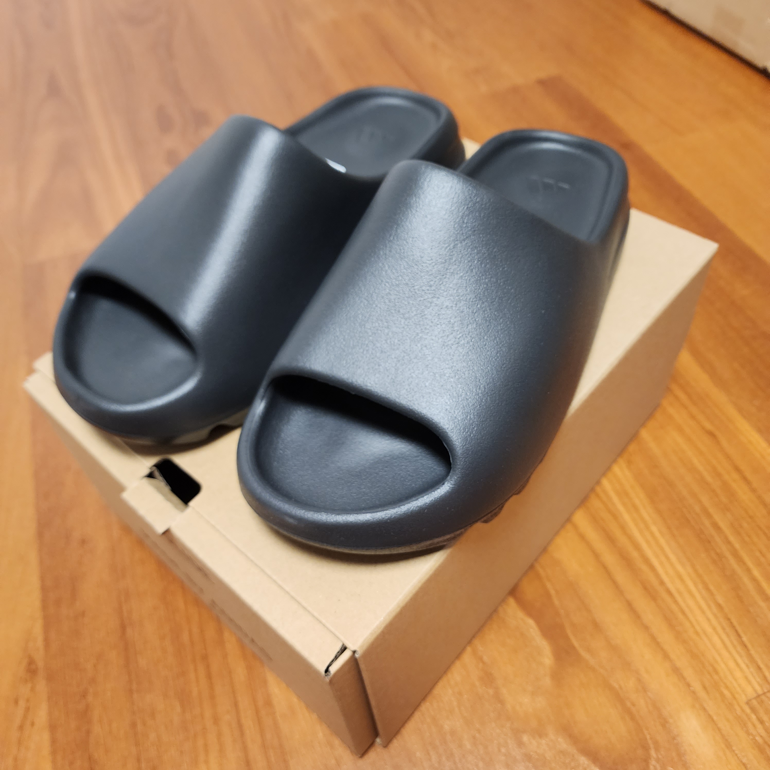 Adidas Yeezy Slide Onyx 착용 스타일