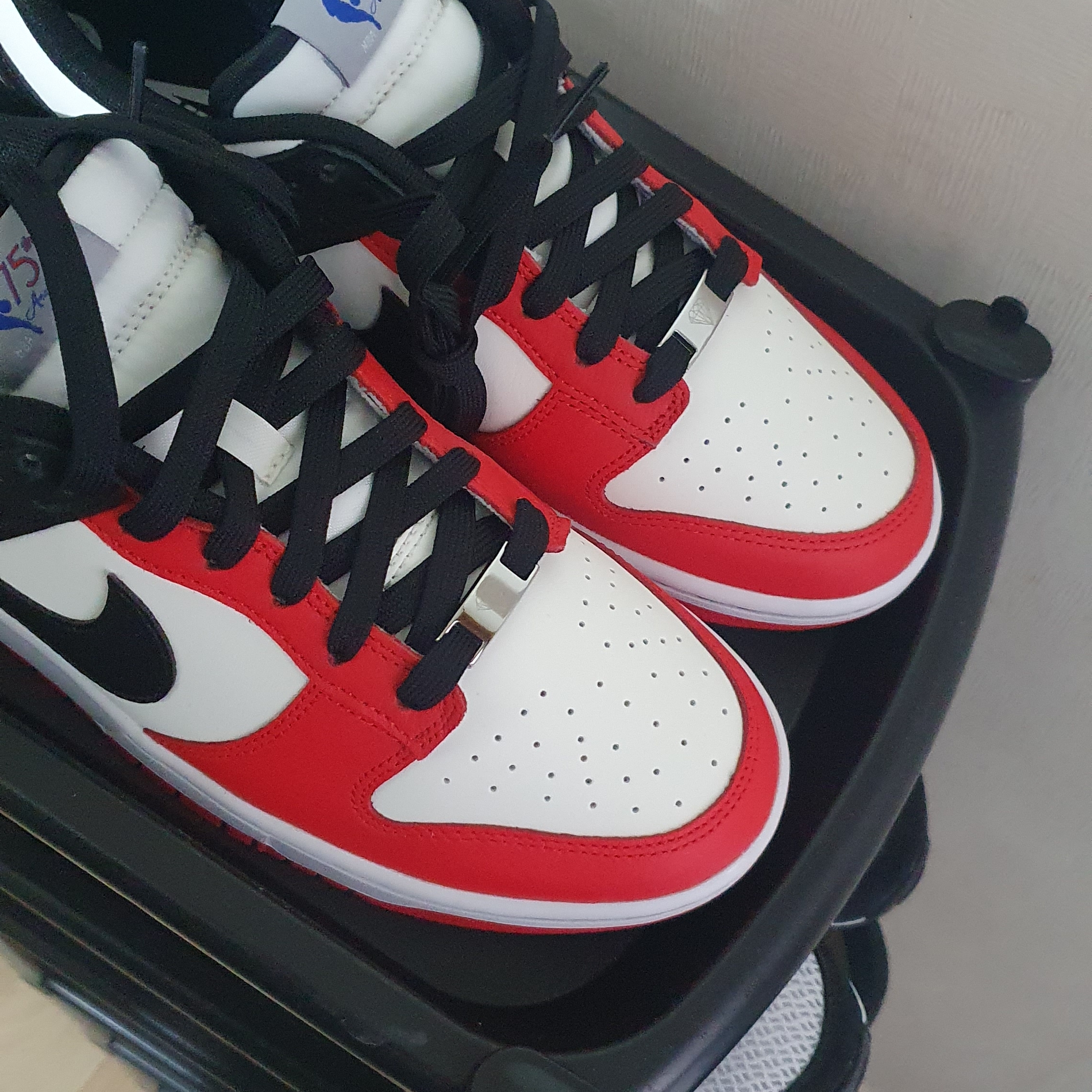 Nike x NBA Dunk Low Retro EMB Black and Chile Red 착용 스타일