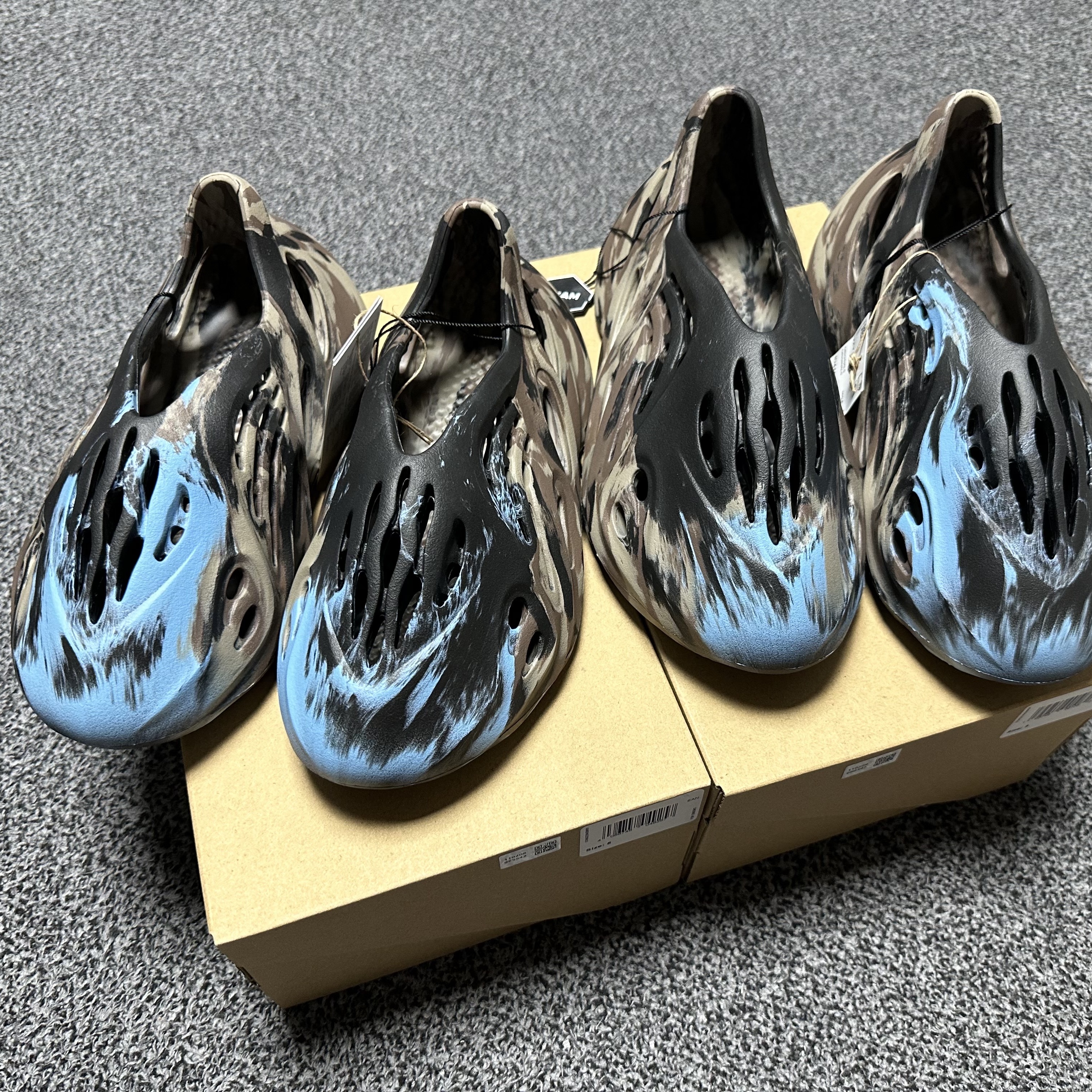 Adidas Yeezy Foam RNNR MX Cinder 착용 스타일 - 2