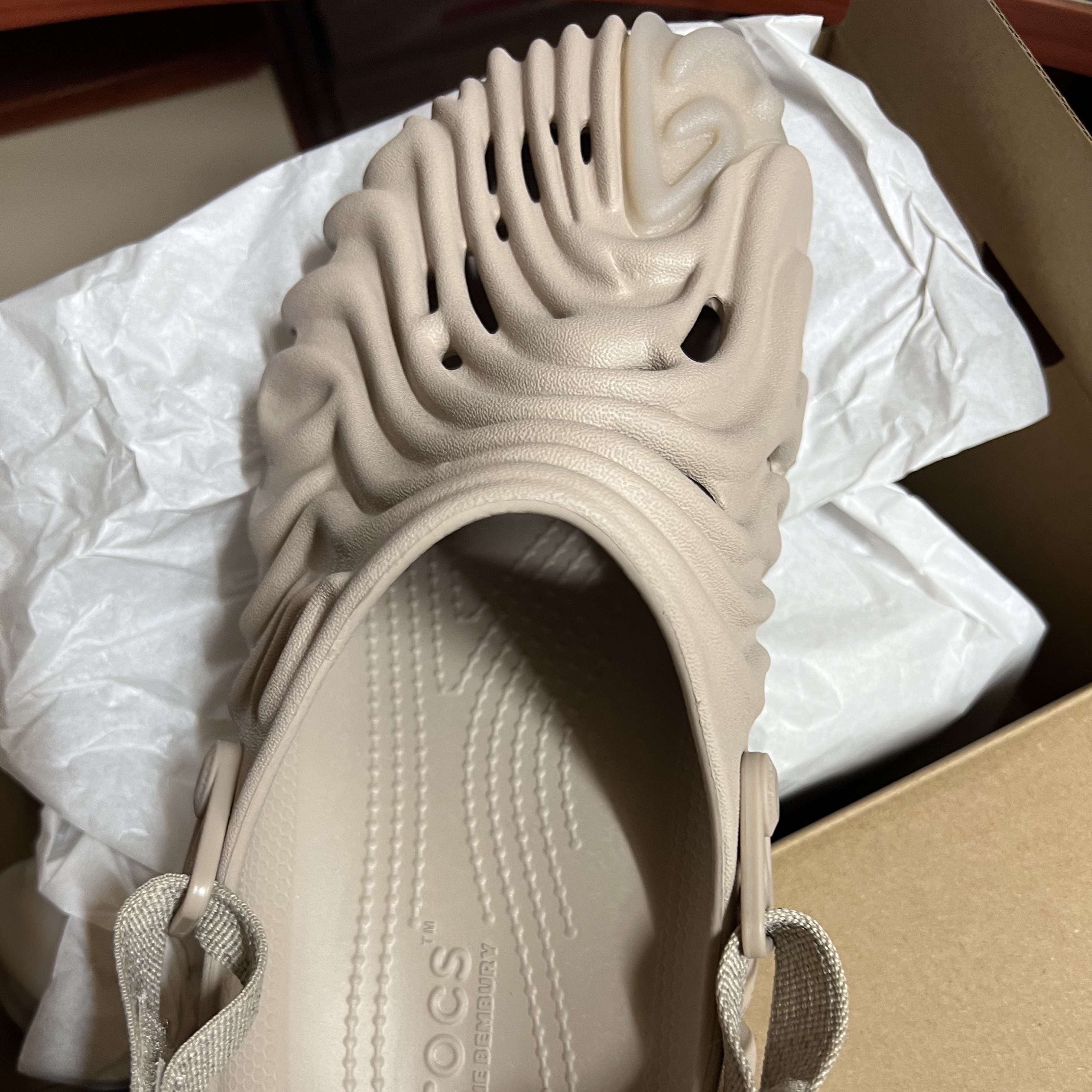 Crocs x Salehe Bembury Pollex Clog Horchata 착용 스타일