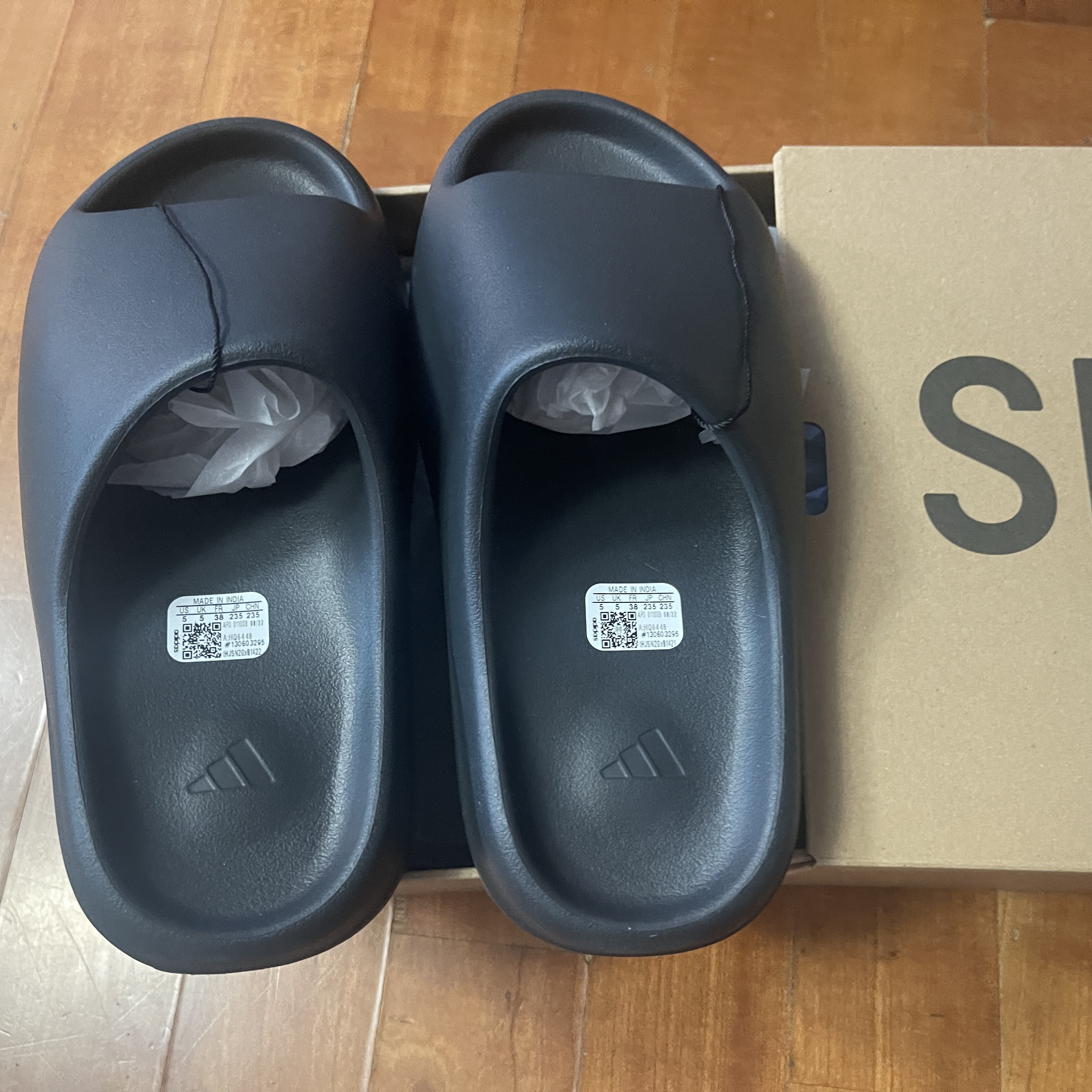 Adidas Yeezy Slide Onyx 착용 스타일