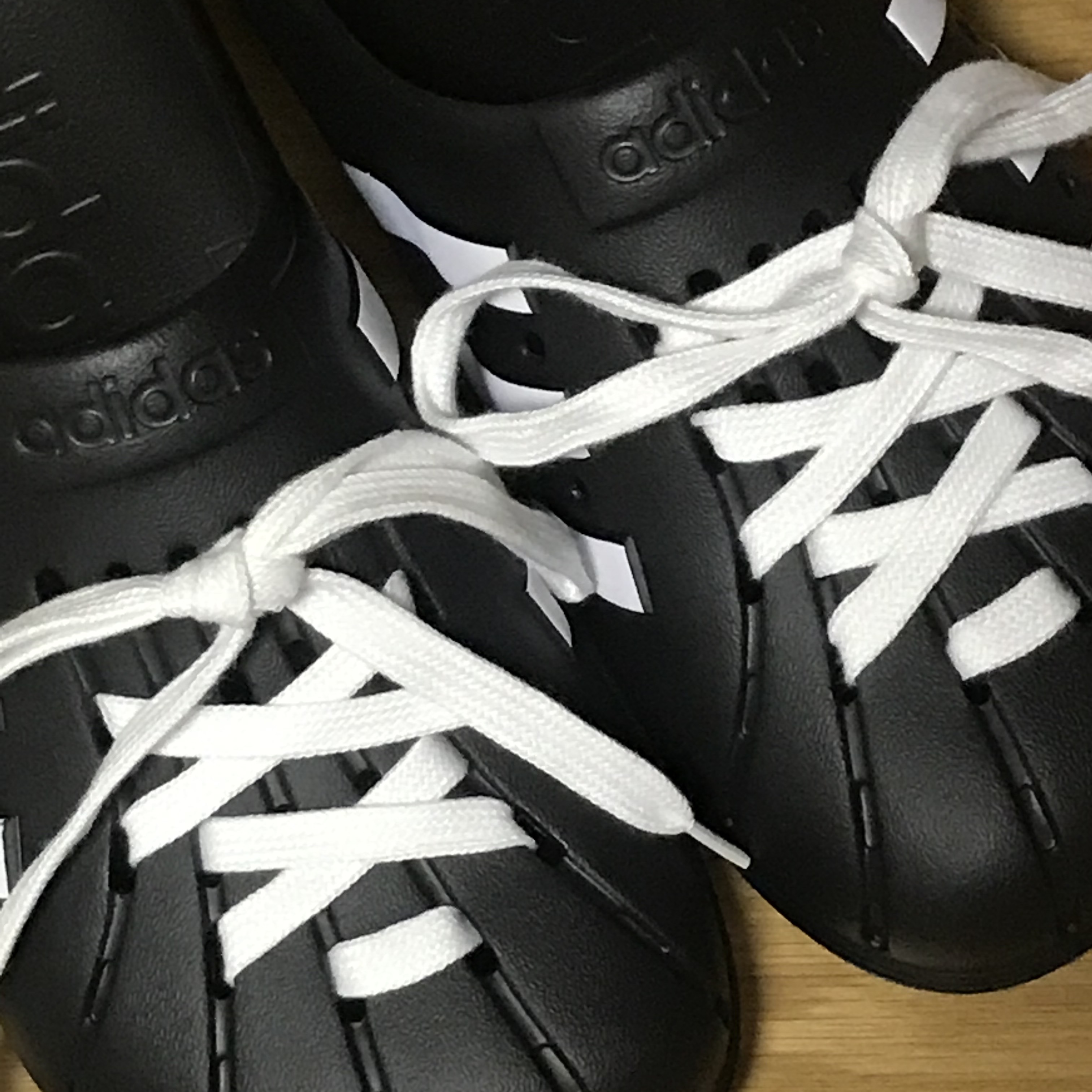 Adidas Adilette Clog Black White 착용 스타일