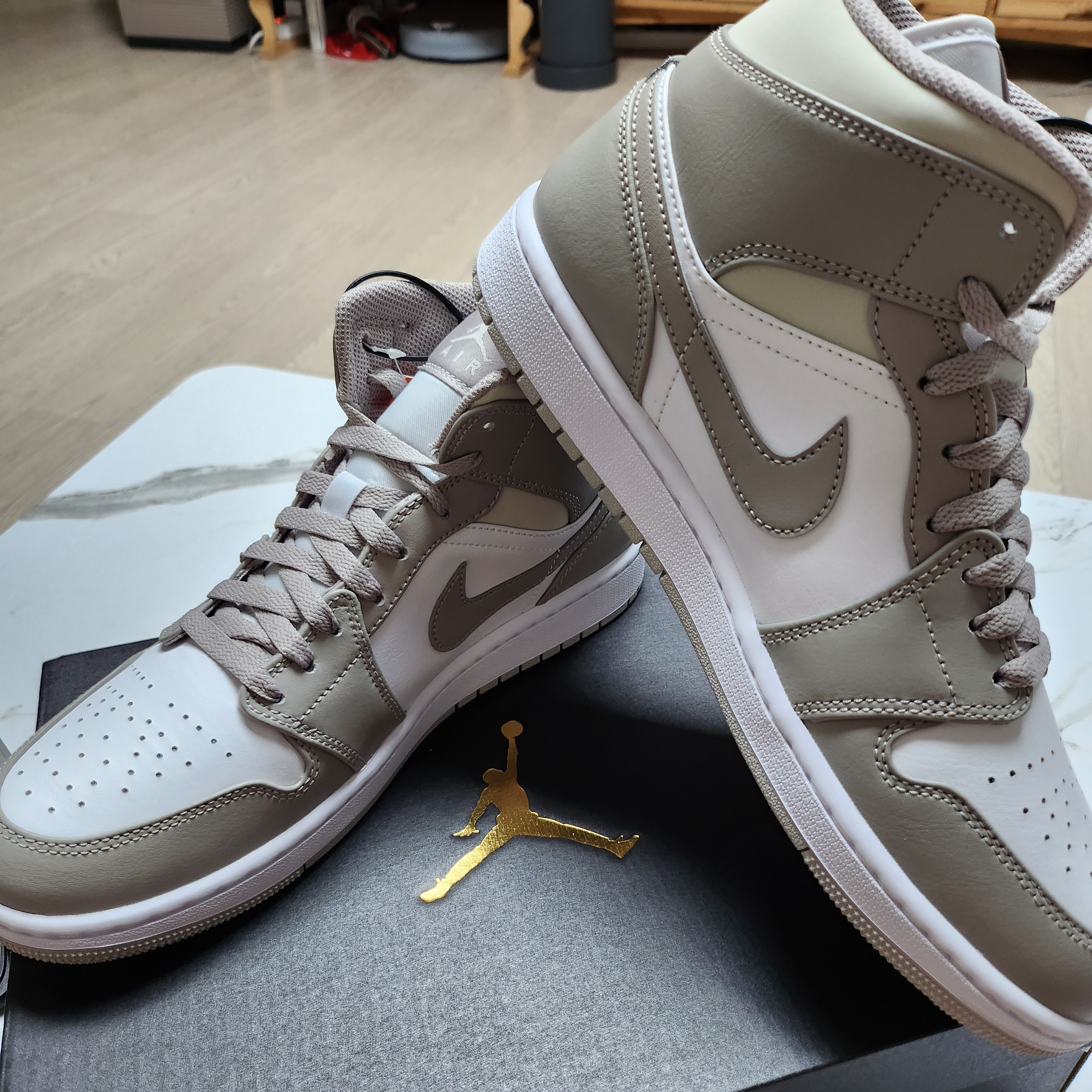 Jordan 1 Mid College Grey 착용 스타일 - 2