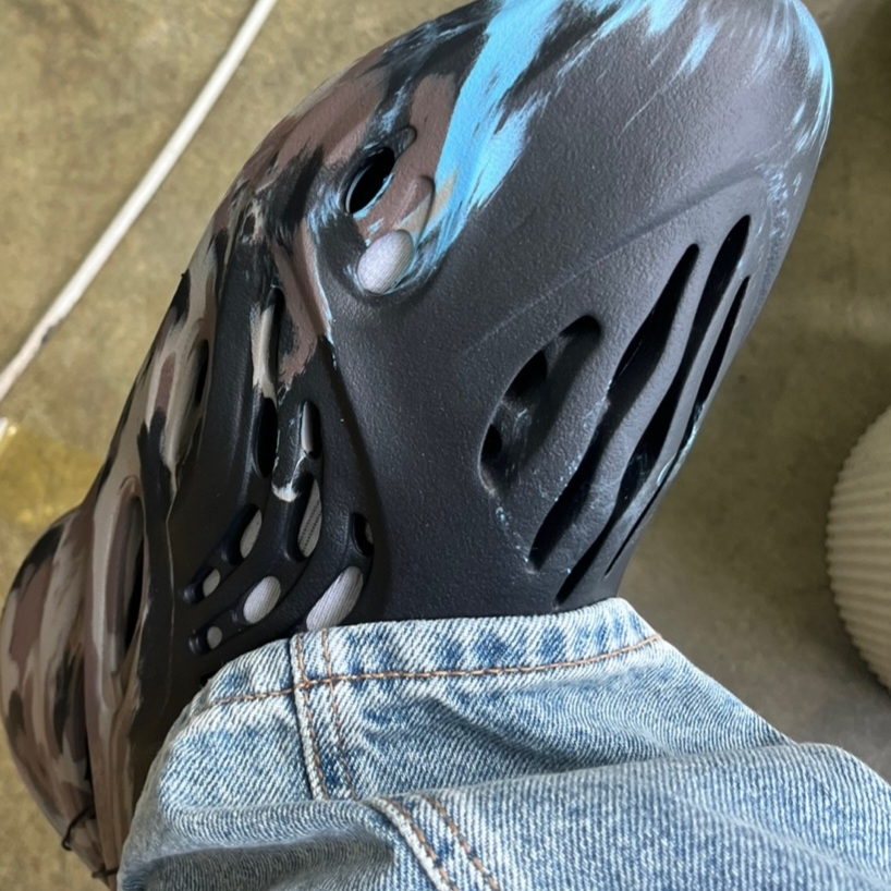 Adidas Yeezy Foam RNNR MX Cinder 착용 스타일